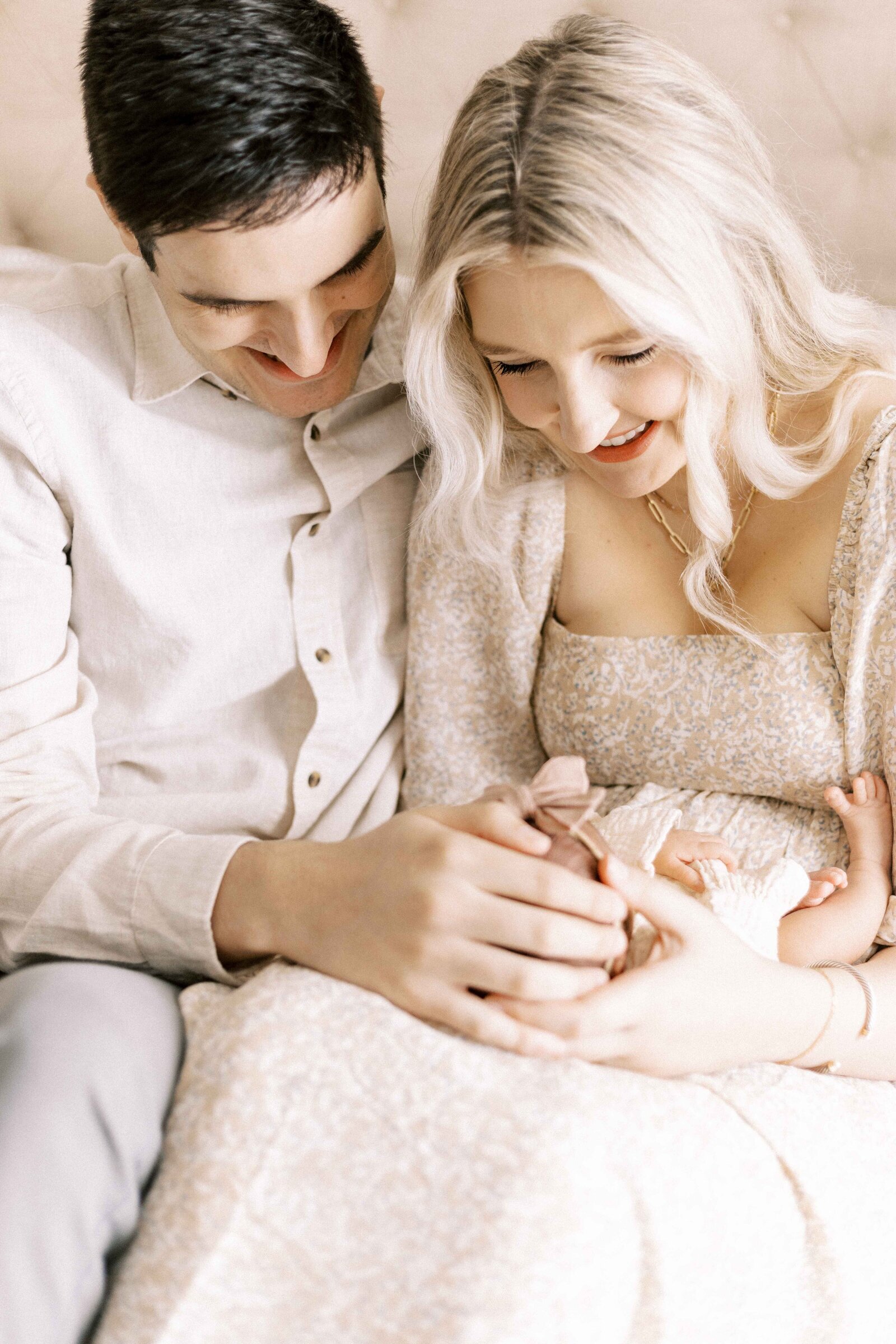 new parents looking at baby in peoria illinois newborn photos 