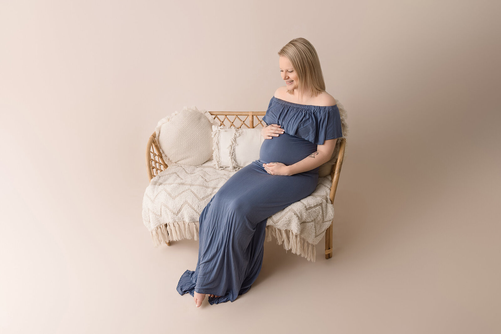 Celebrate Motherhood: Aurora Joy Maternity Photography's Radiant Photoshoot