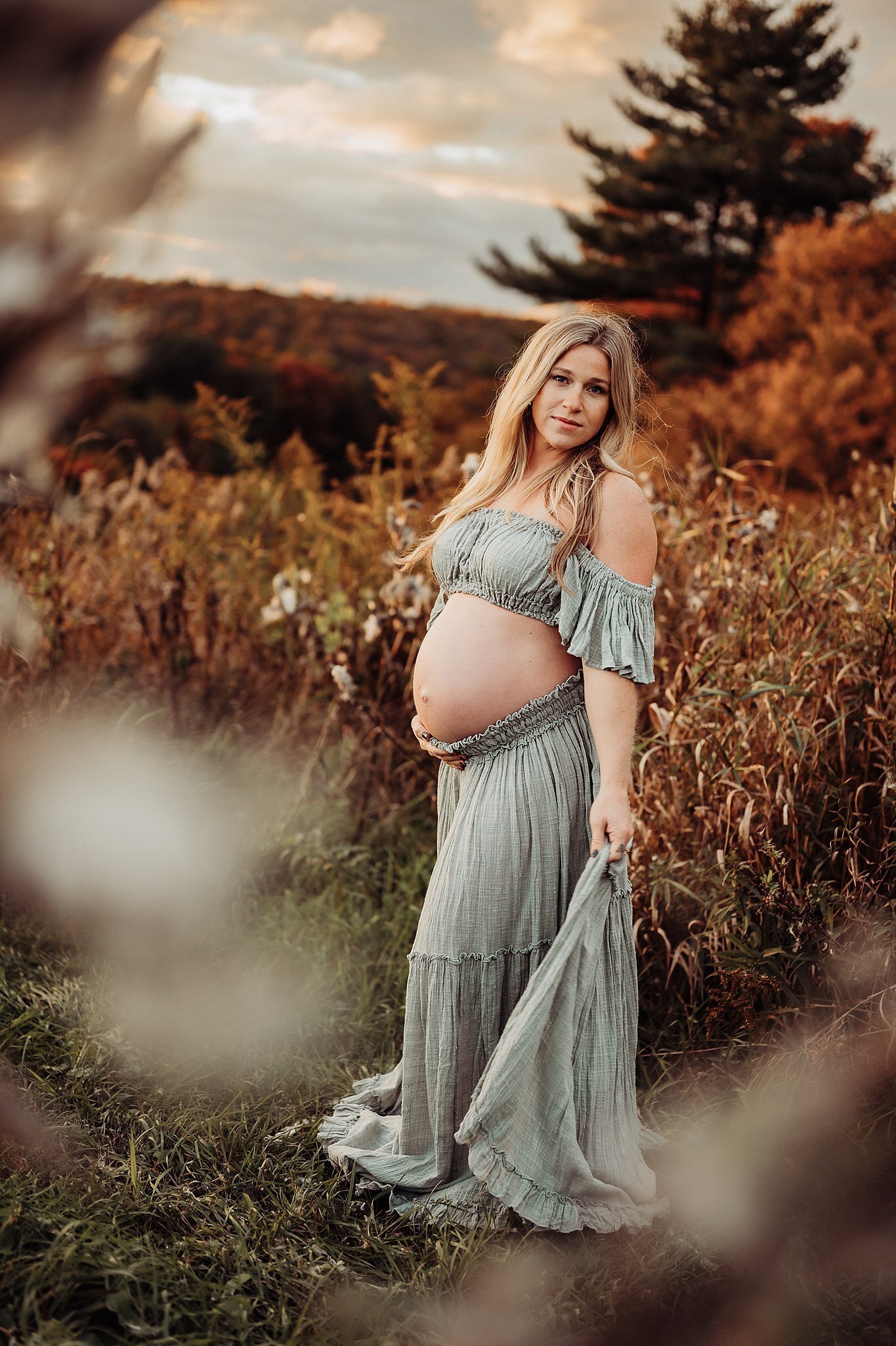 Fall Maternity Session in a field 