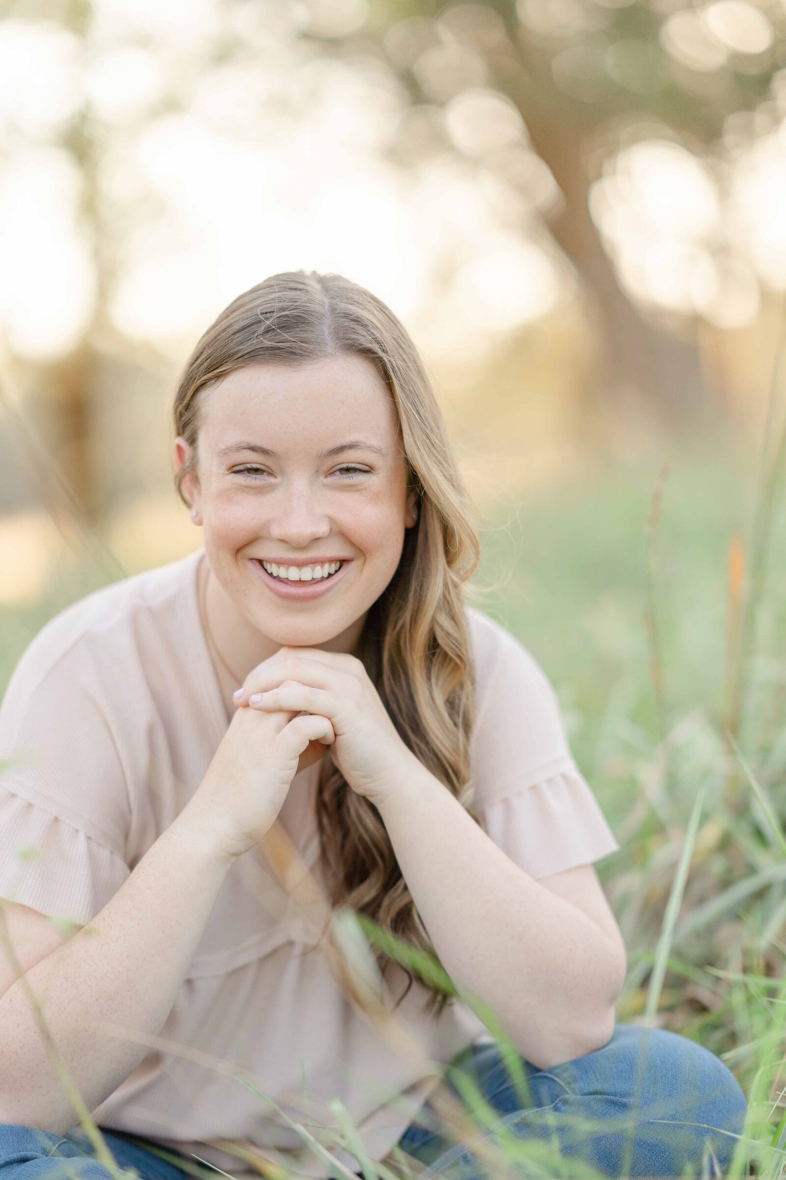 girl laughing during Loudoun County, Virginia senior picture
