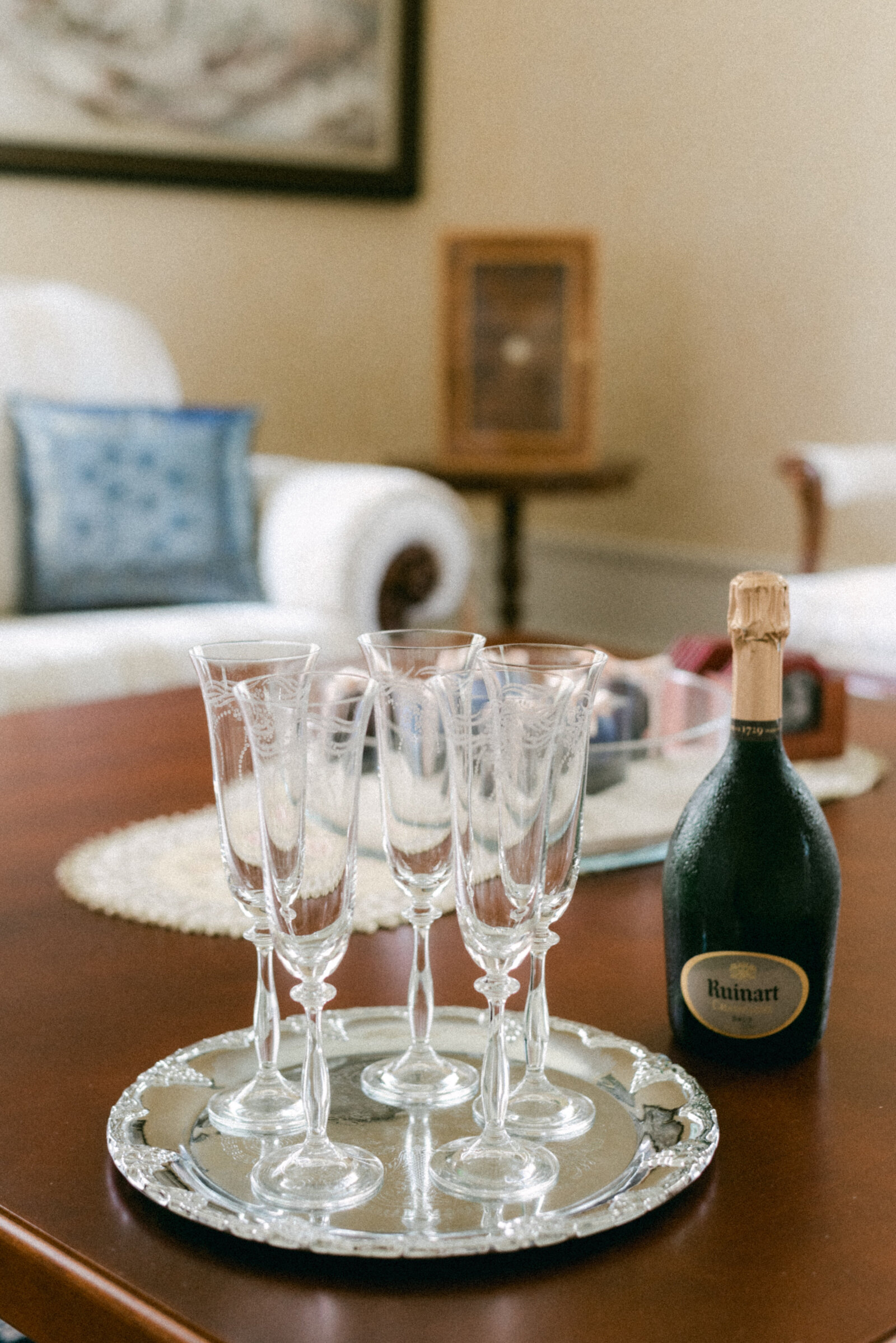 Champagne glasses in an image photographed by wedding photographer Hannika Gabrielsson.
