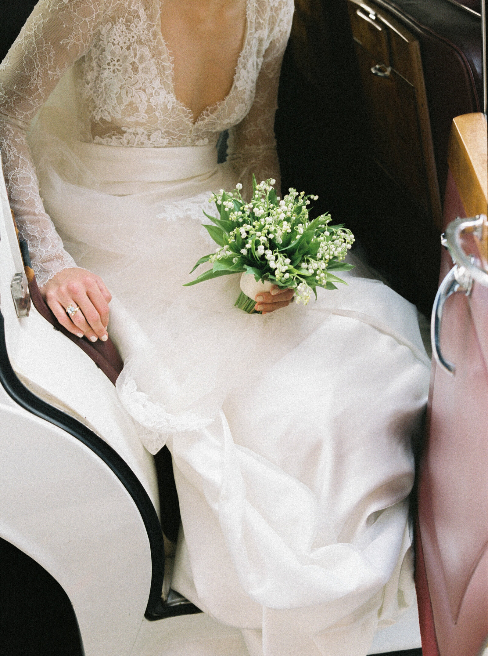 monique-lhuiller-lace-wedding-dress