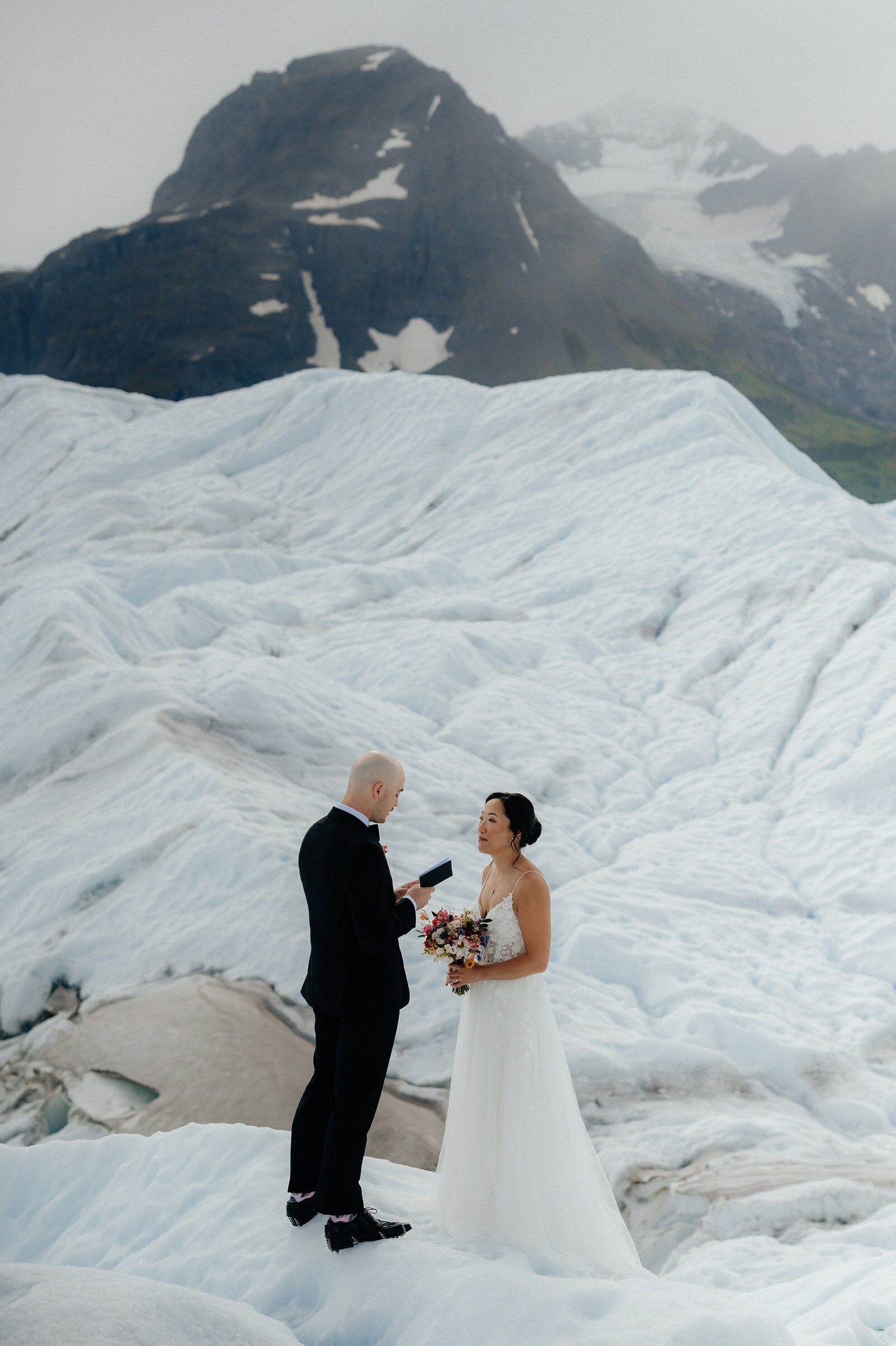 Christina+Matt_Knik-Glacier-Elopement_EmeliaKPhotography-20