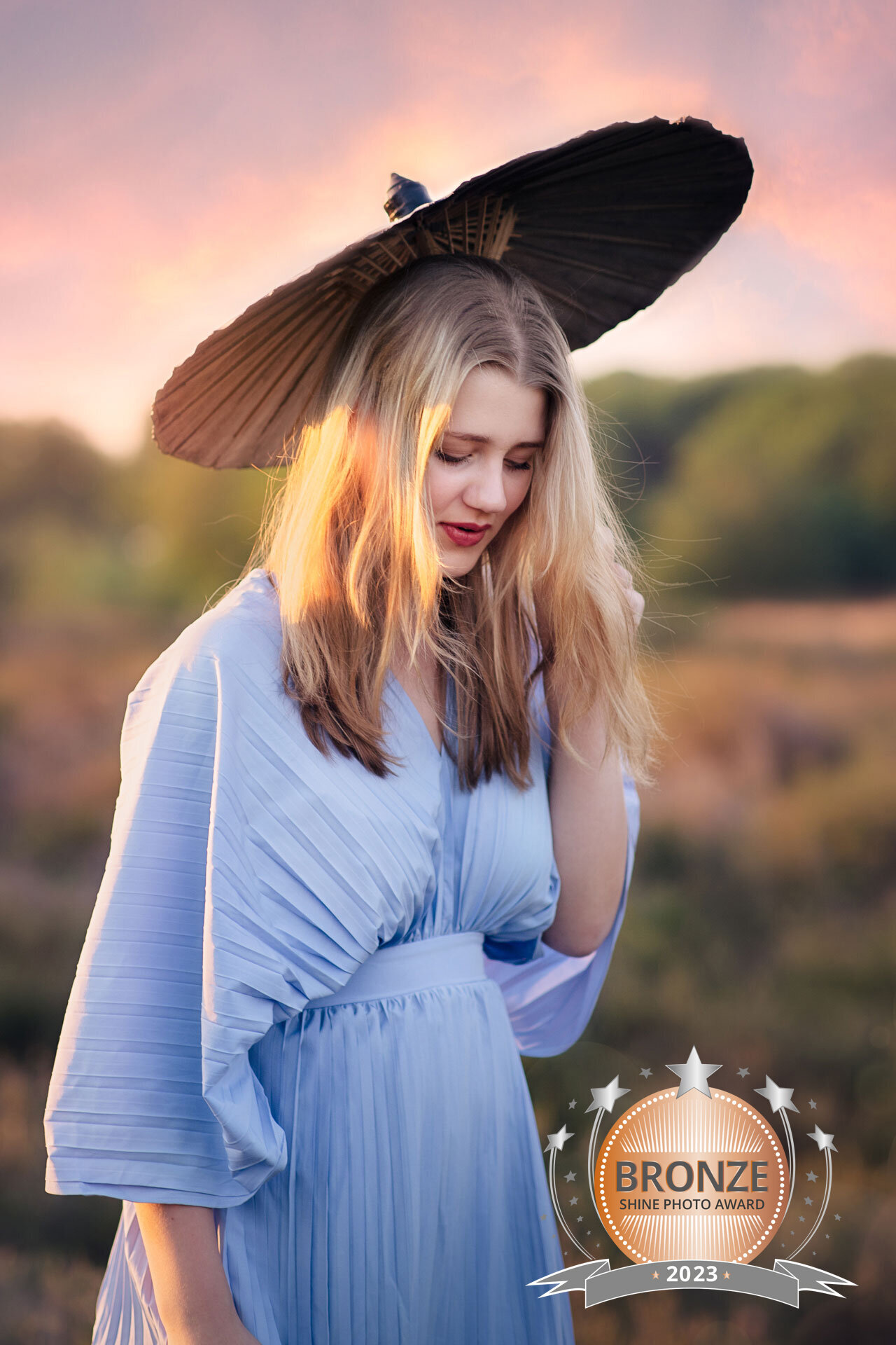 Meisje met parasol gouden uur