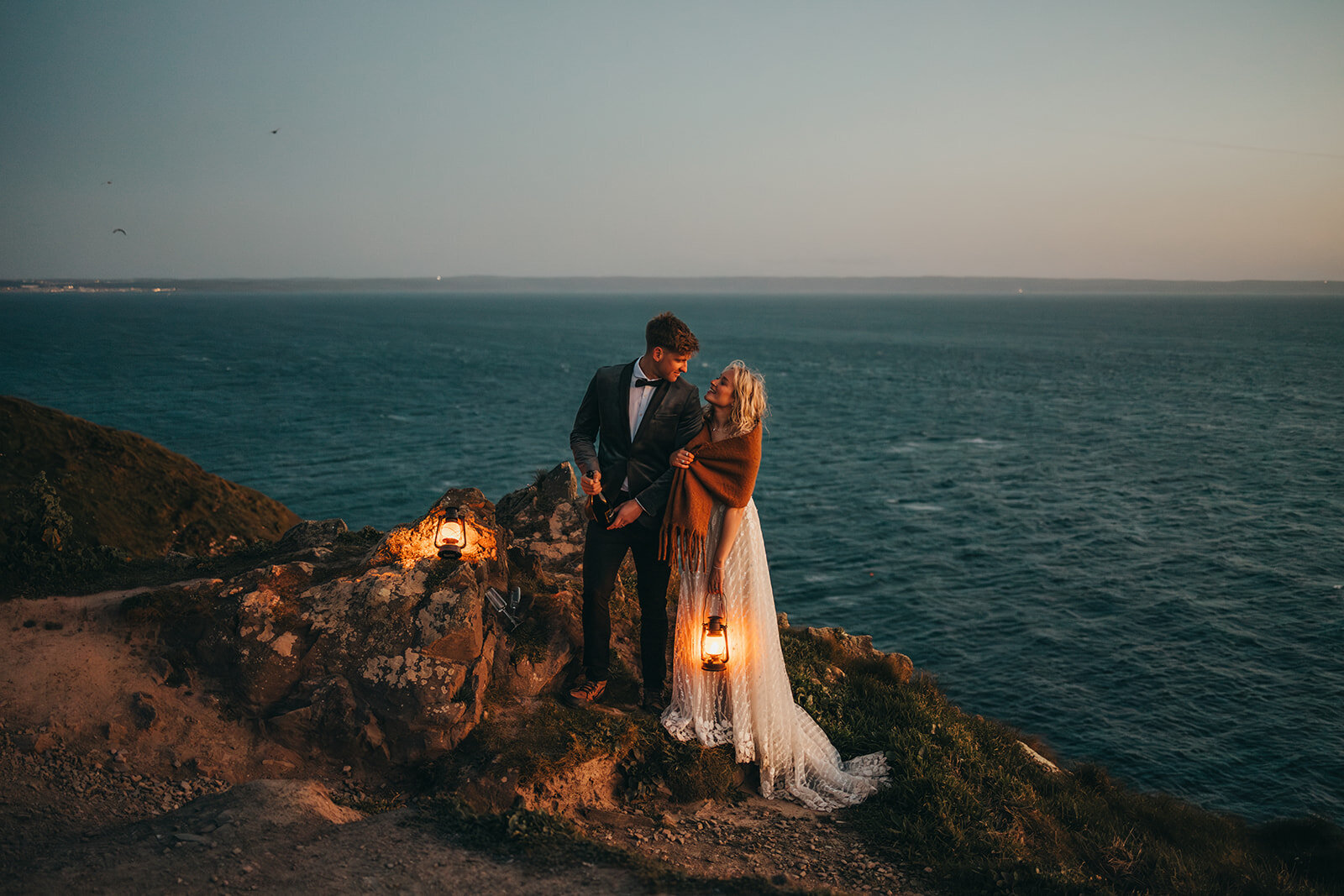 couple elope on cliff