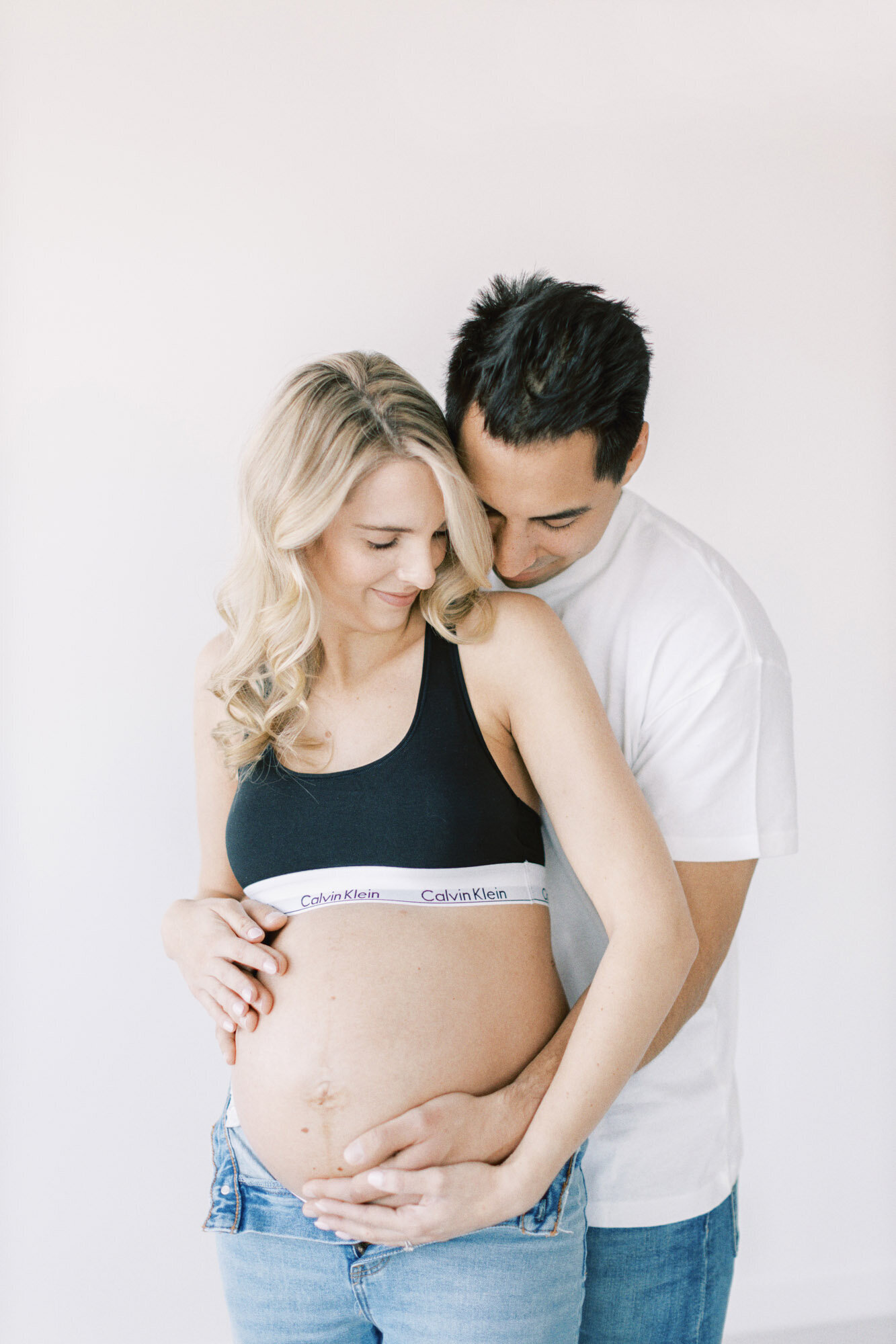 adorable-pregnant-couple