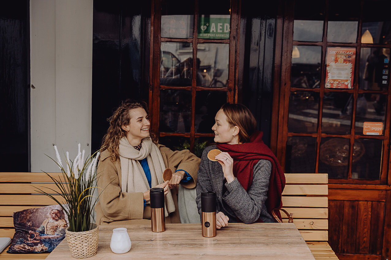 In de winter koffie drinken op het terras. 
