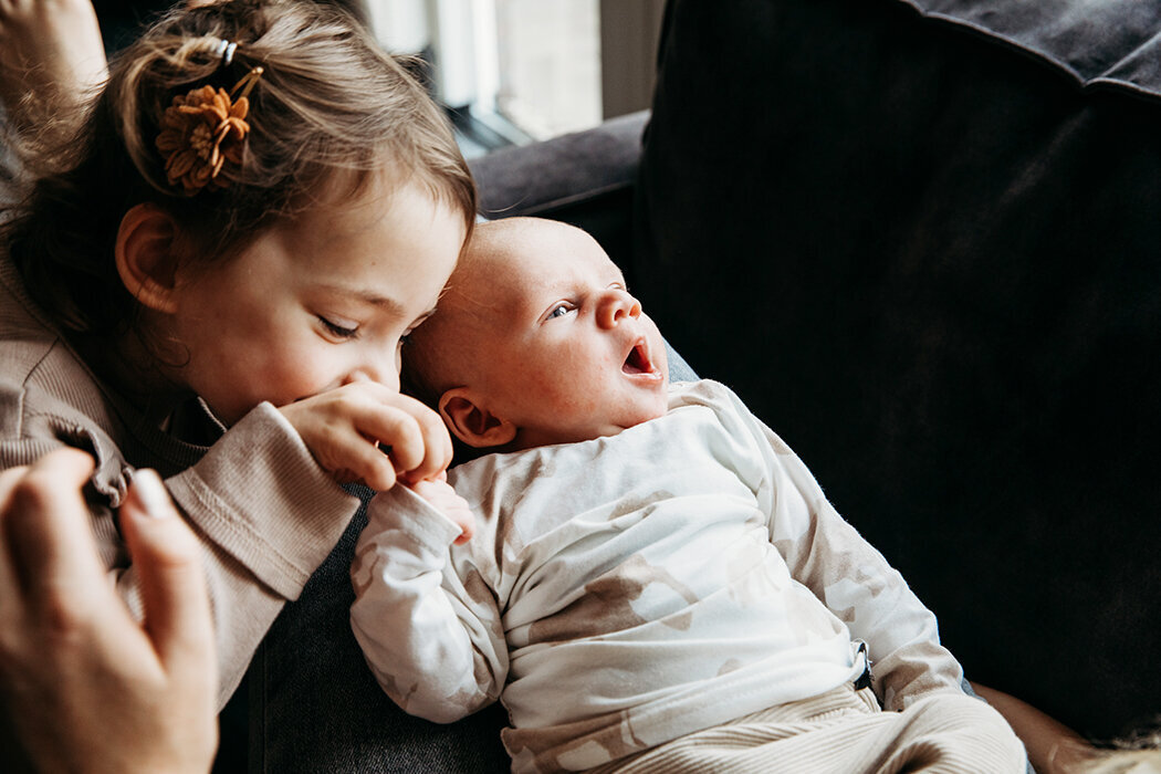 Grote zus, gezinsfotos, kraamkado, broer en zus, newbornfotograaf westbrabant, rucphen, ettenleur, halderberge, mooie babyfotos, newbornfotos, roosendaal