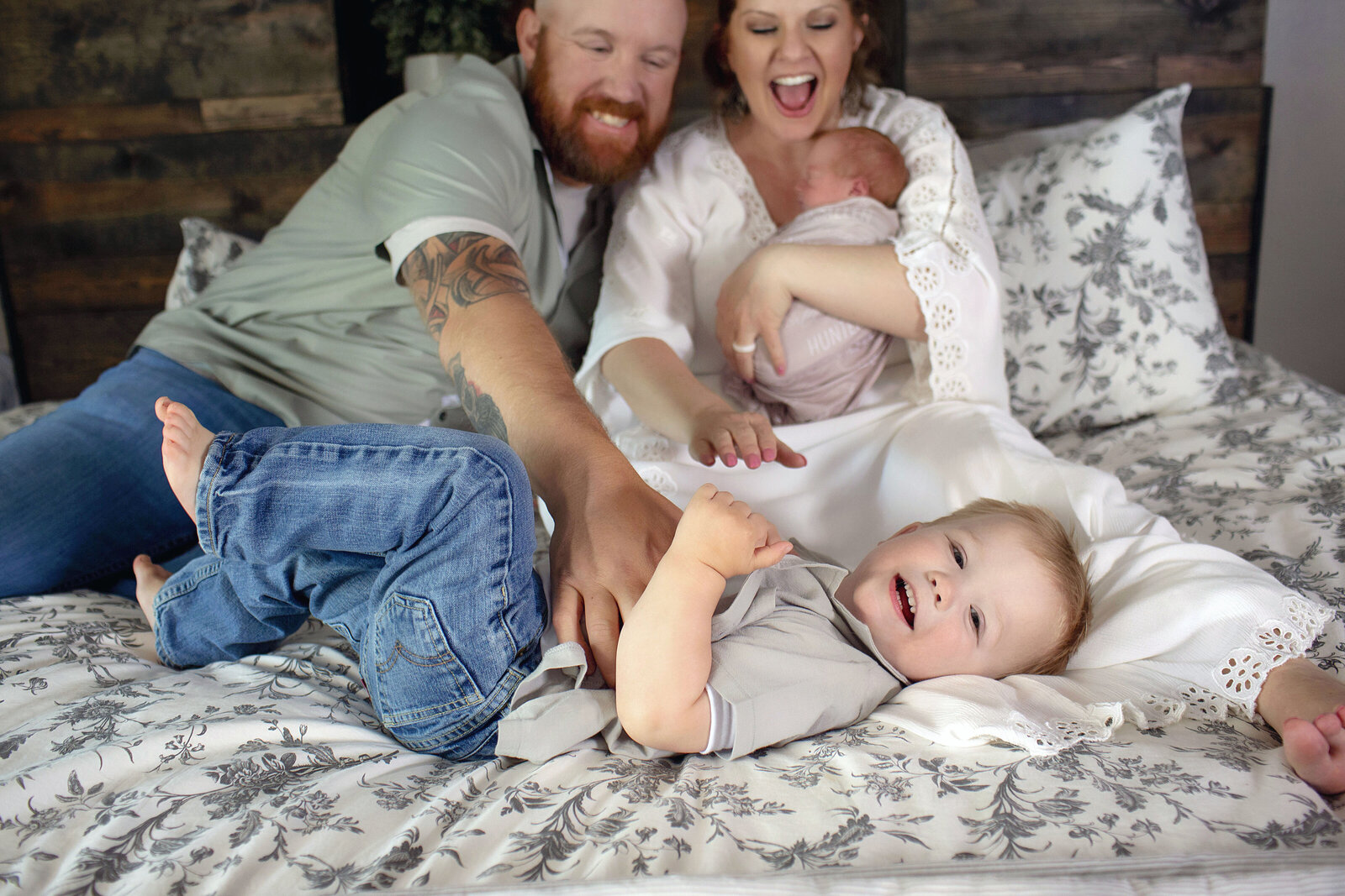 ABQ-newborn-session-family-lifestyle-with-family-on-a-bed