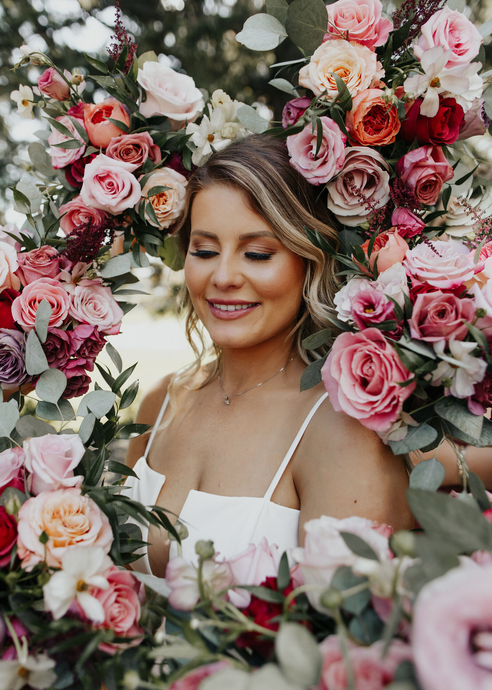 bride-portrait-flowers-bouquets-pink-roses