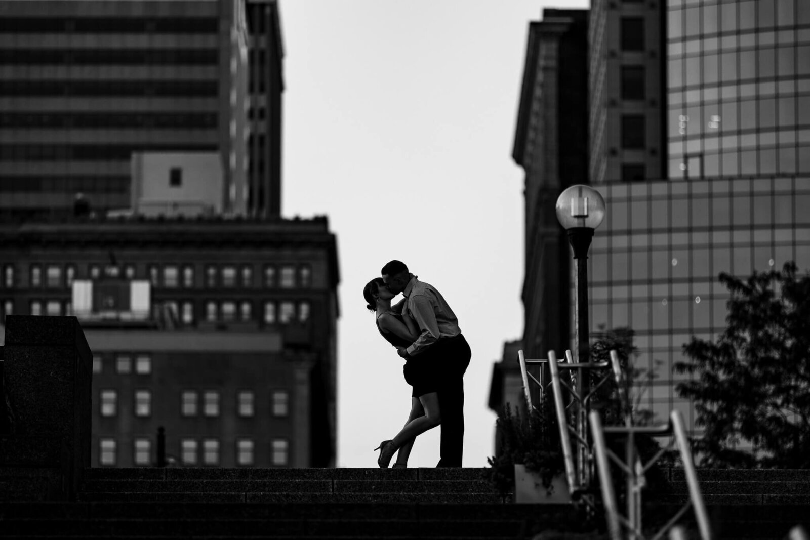 downtown-cincinnati-engagement-session-silhouette-kiss