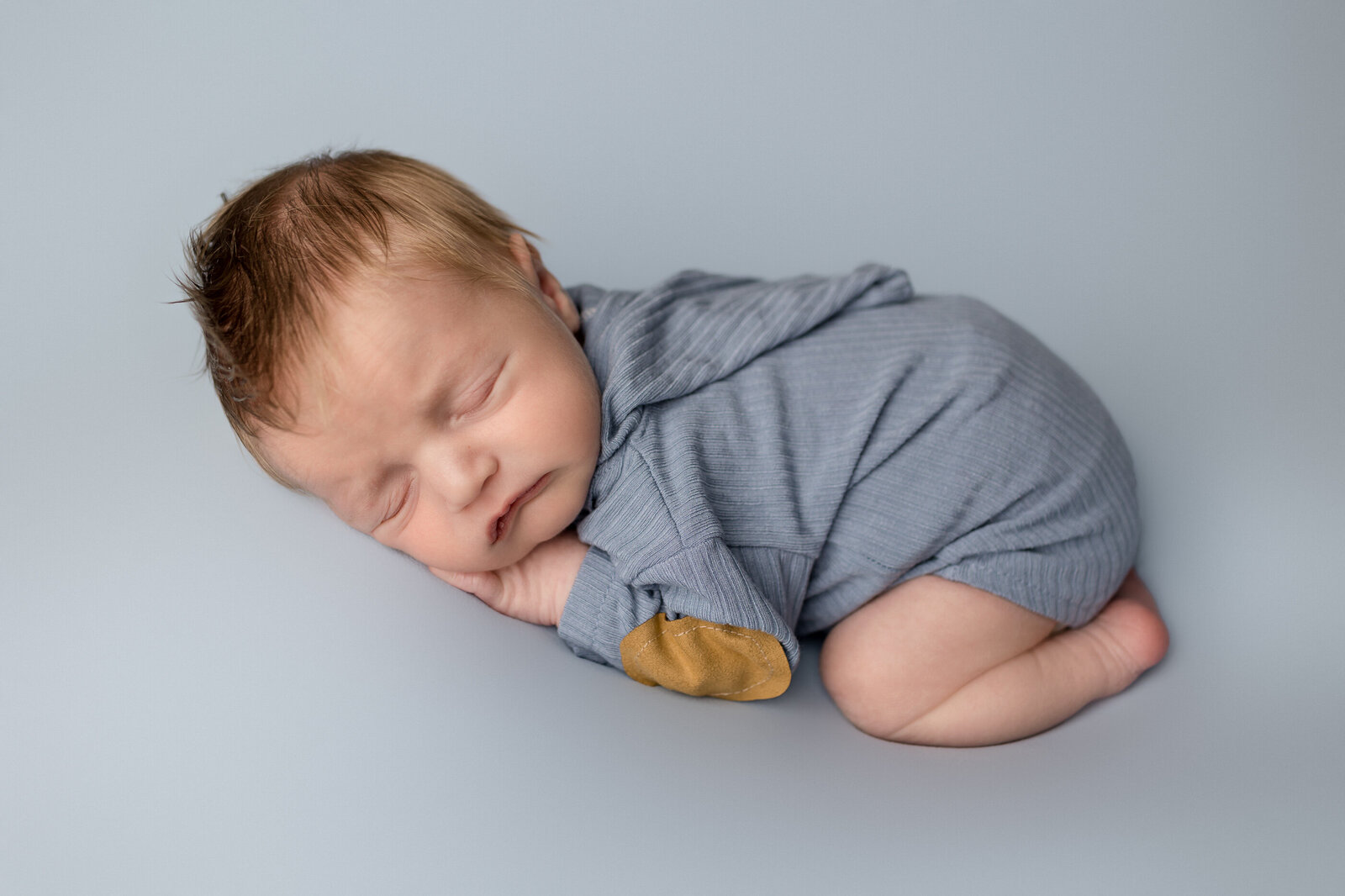 In-home-newborn-photography-session-baby-photography-Frankfort-KY-photographer-baby-boy-3