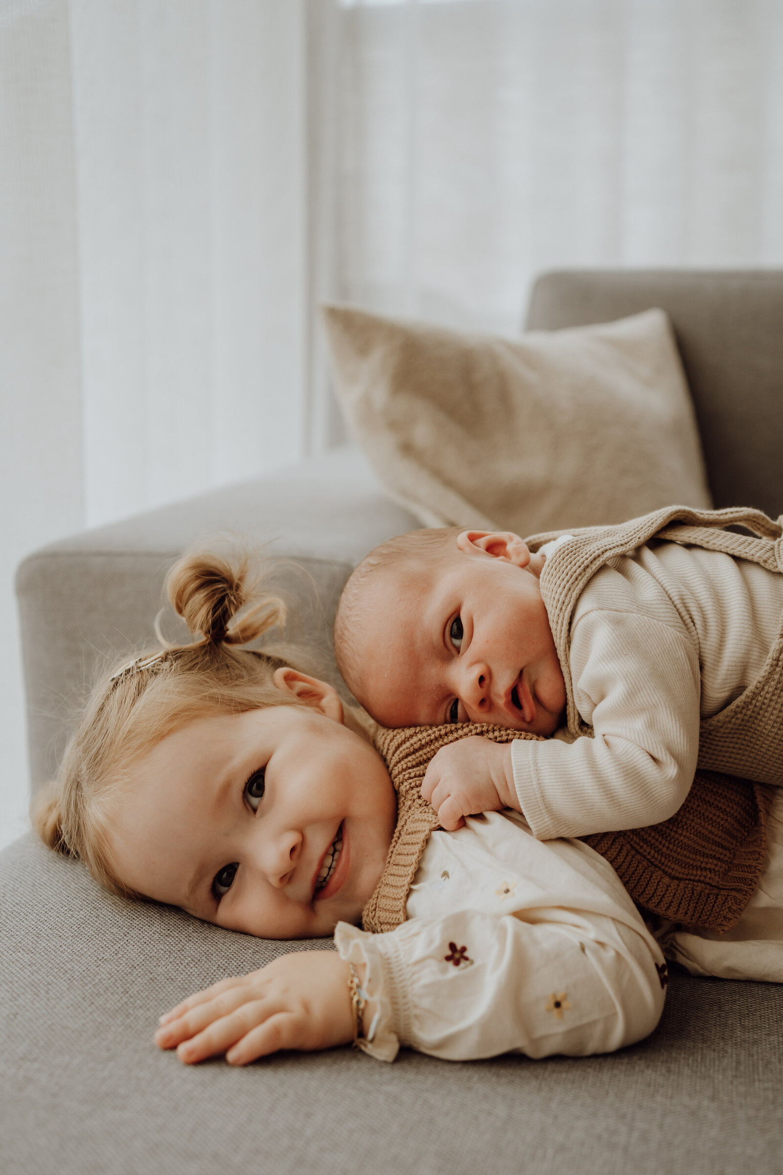 Aan huis newbornfotoshoot, limburg, broer en zus 
