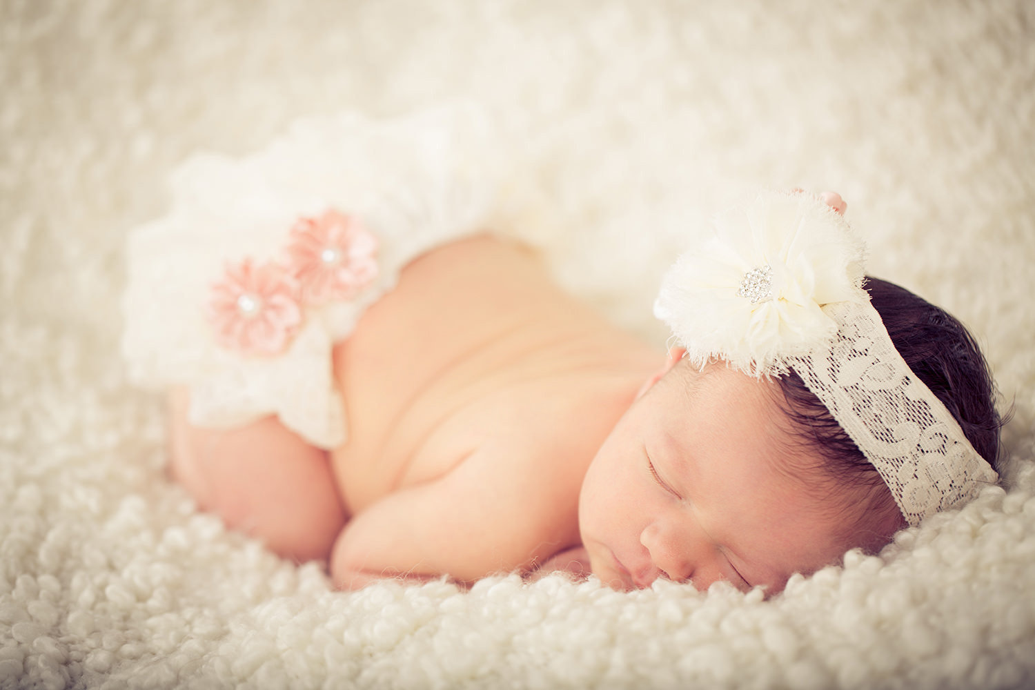 new born photographer | newborn sleeping with white headband and lice diaper with flowers