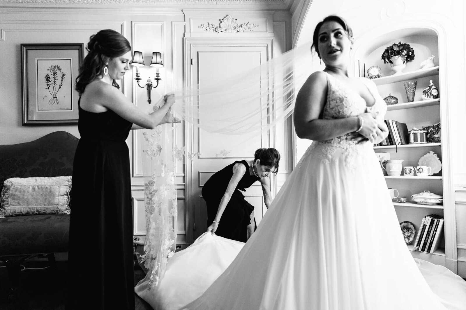 pinecroft-mansion-cincinnati-wedding-bride-getting-ready-veil