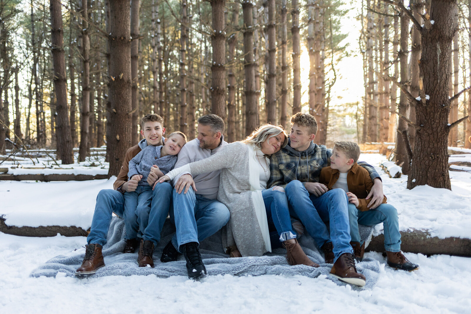 Kansas_City_Family_Photographer_burr_oaks_pine_trees_snow_family_on_log_hugging-3