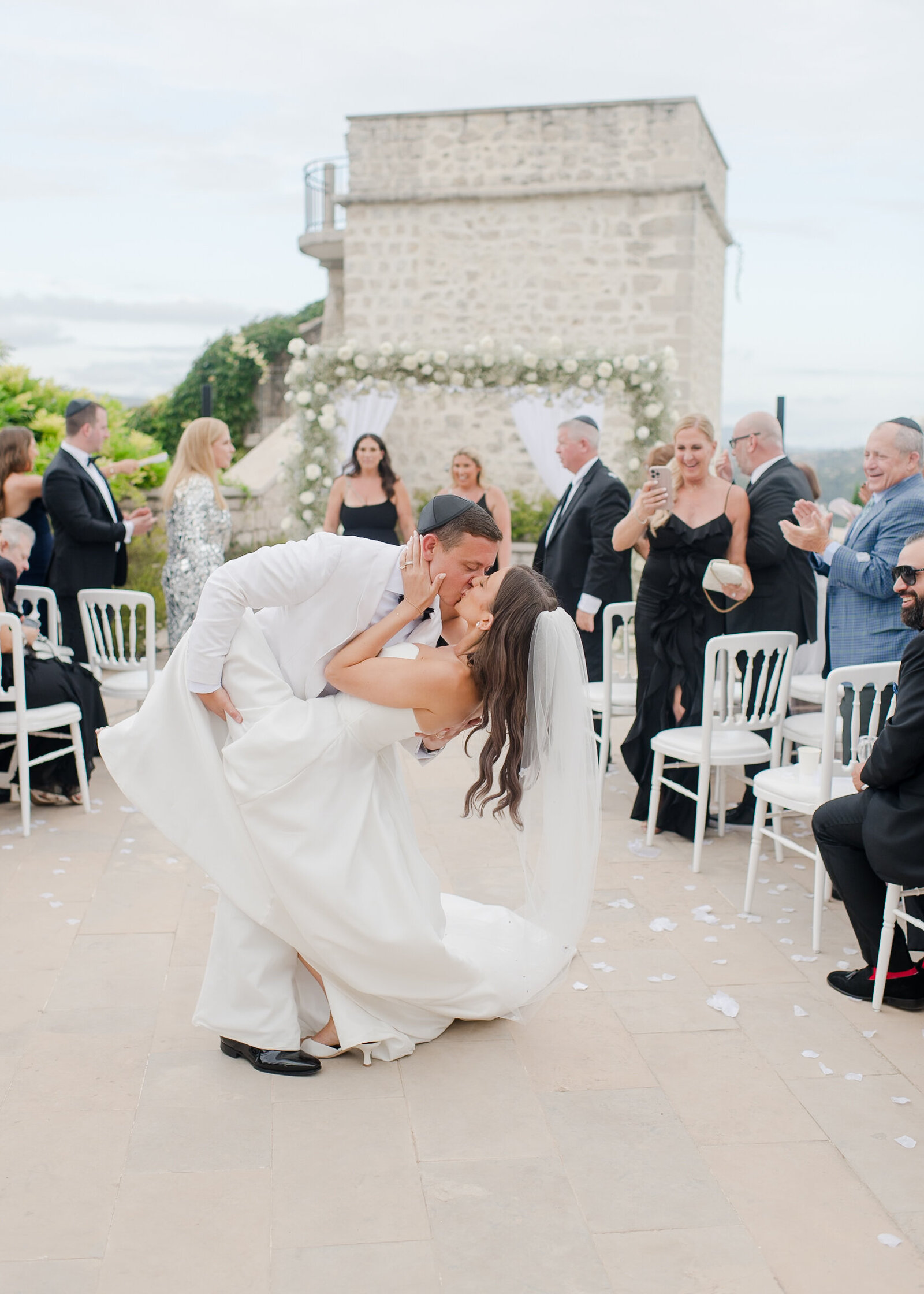 couple-dip-kiss-at-ceremony-102
