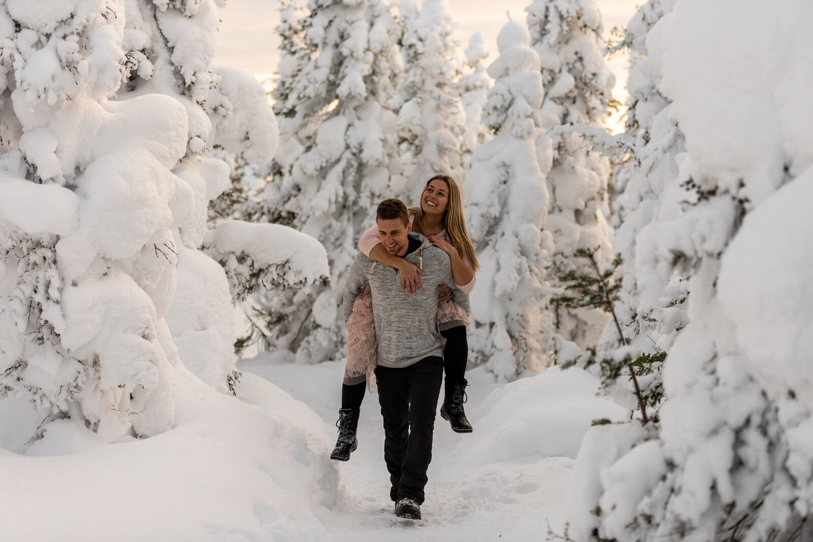 love-is-nord-quebec-photographe-mariage-intime-elopement-wedding-parc-gaspesie-hiver-montagne-0005