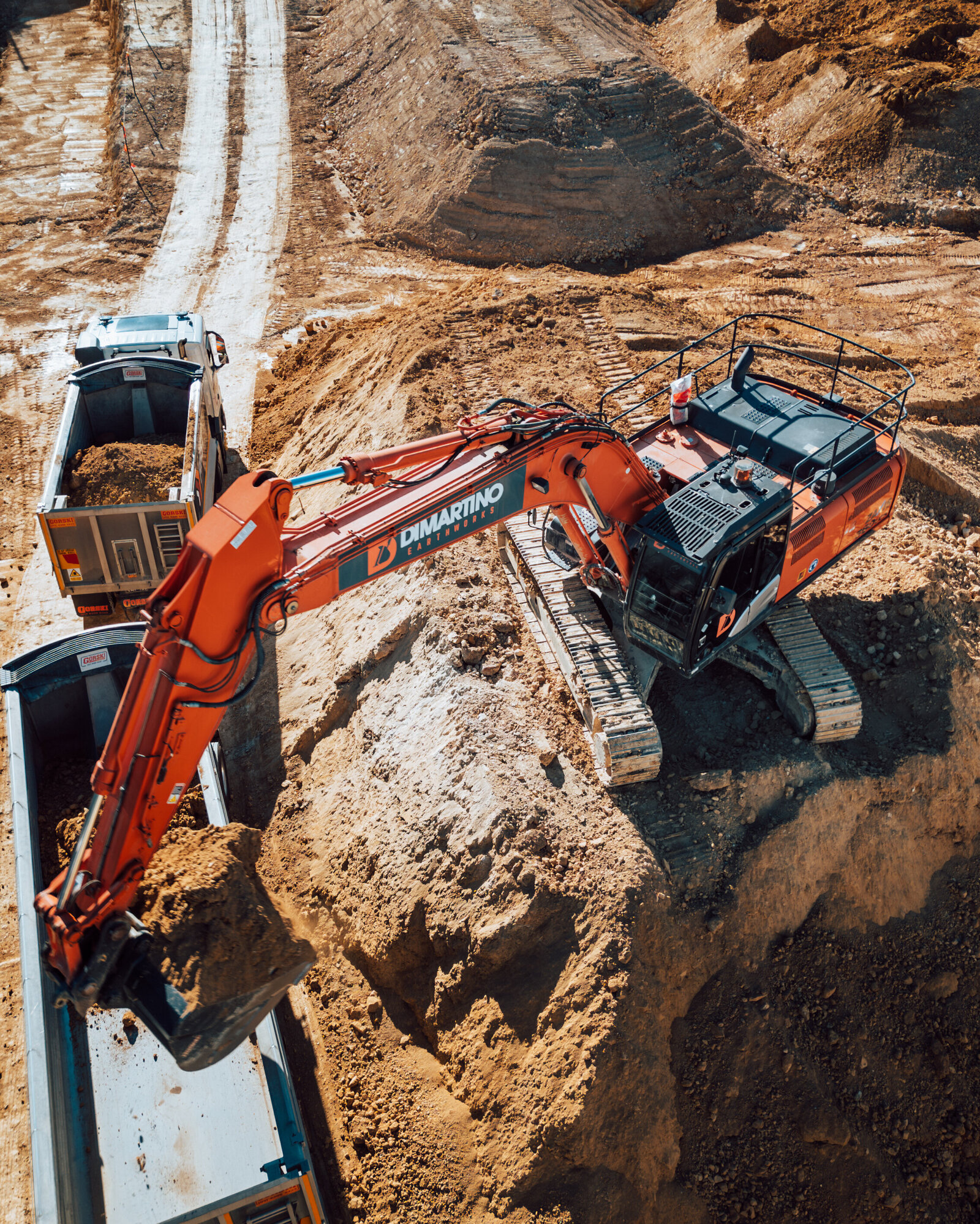 36T_excavator_loading_truck_trailer