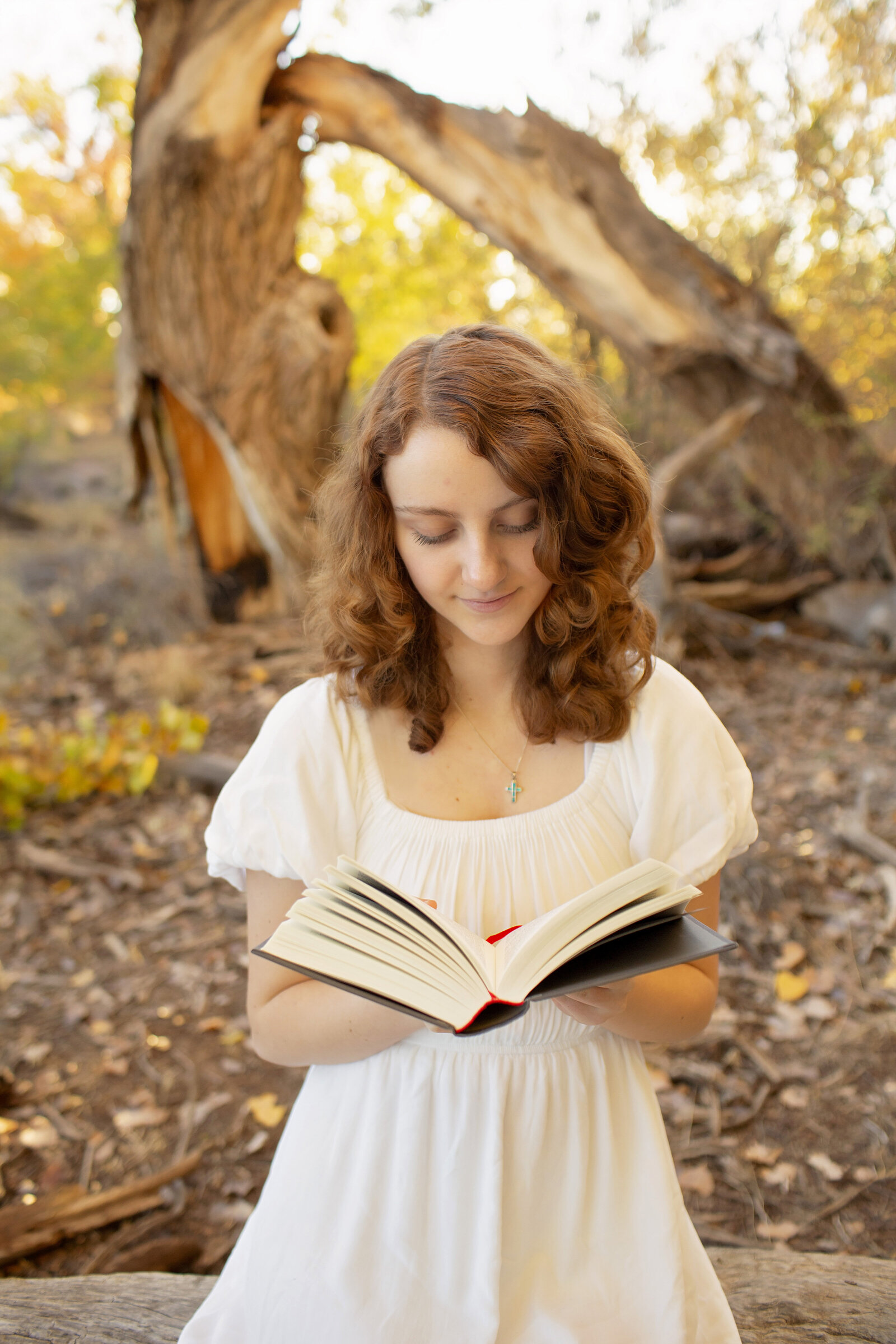 Whimsical-senior-girl-session-reading-a-book
