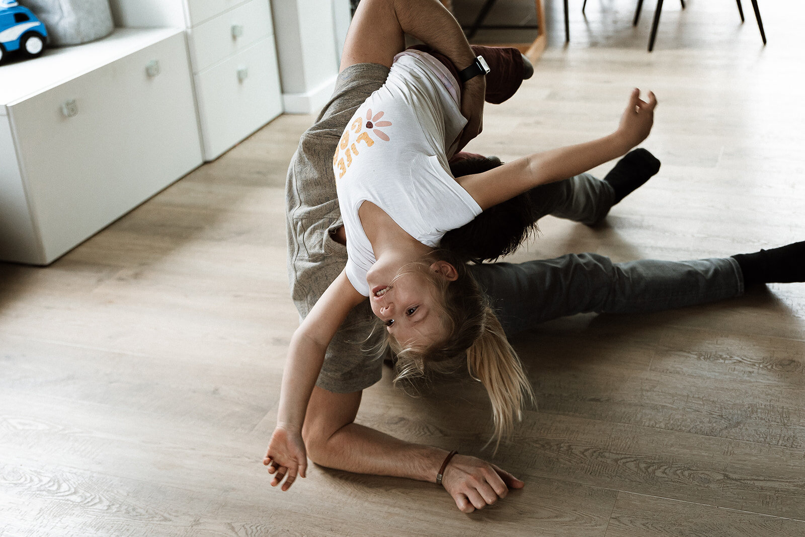 gezinsfotoshoot fotoshoot gezin gezinsfotografie gezinsfotograaf gezinsfotoshoot eindhoven gezinsshoot zwangerschap gezinsshoot buiten spontane gezinsfoto'a slledaags geluk
