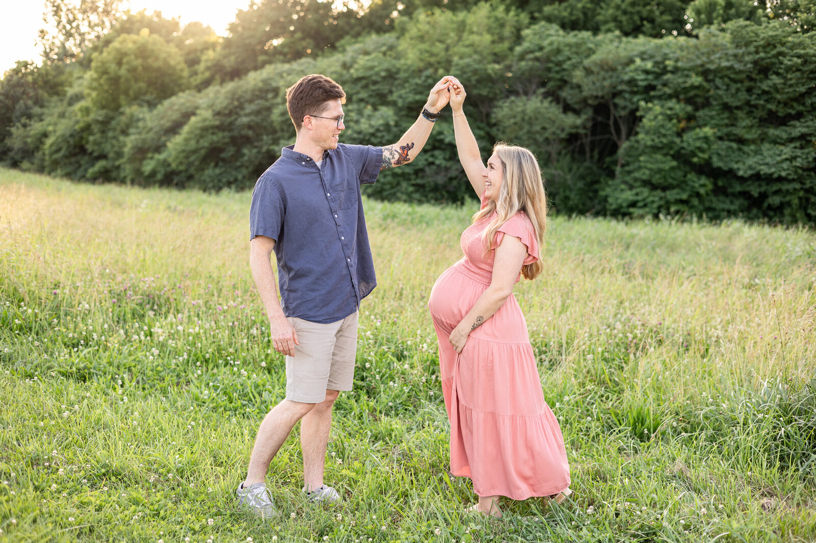 outdoor-maternity-photography-session-Lexington-KY-photographer-golden-hour-2