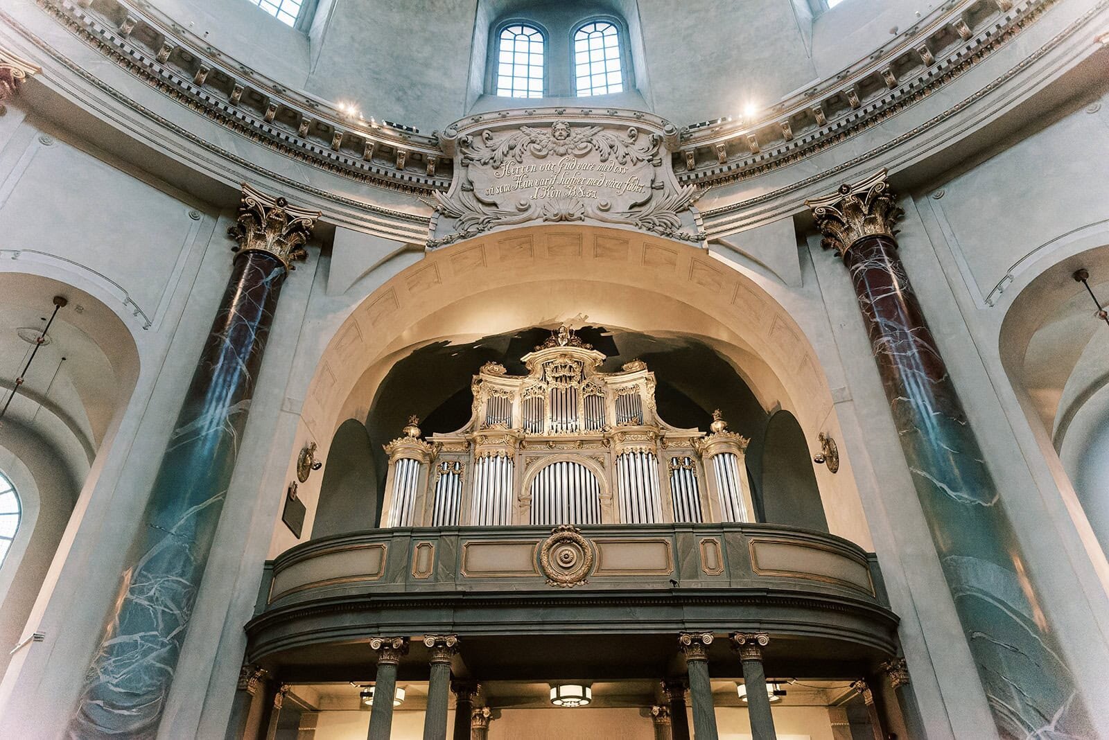Destination Wedding Photographer Stockholm Anna Lundgren Winter City Wedding at Diplomat, Hedvig Eleonora Church, Dramaten and Teatergrillen Stockholm Sweden_09