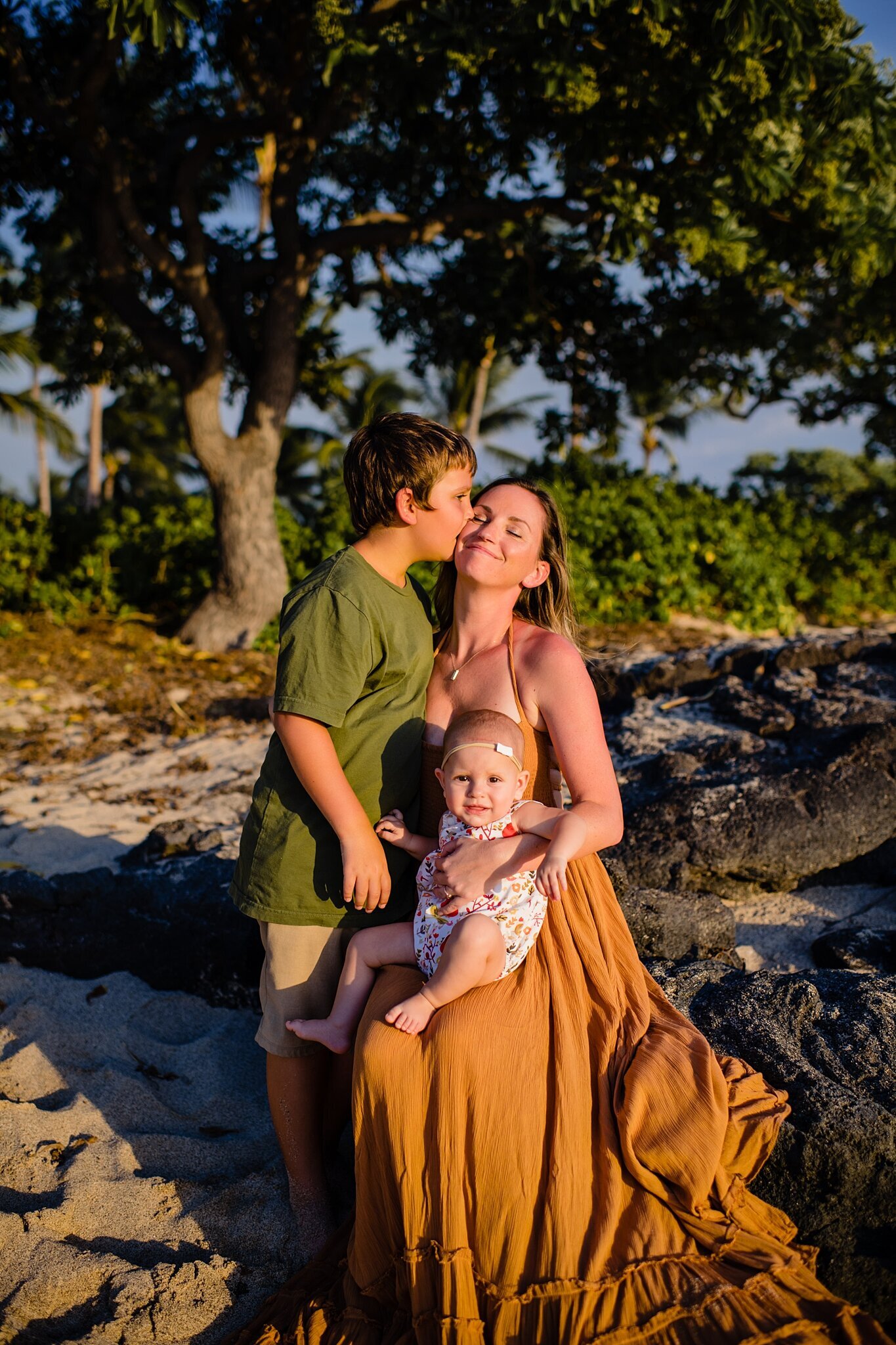 boy kisses her mama on the big island