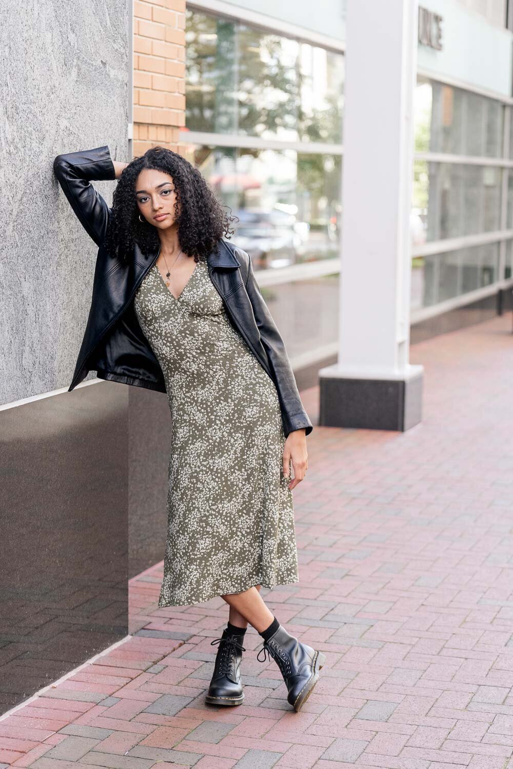girl leaning on a wall in Fairfax County, VA