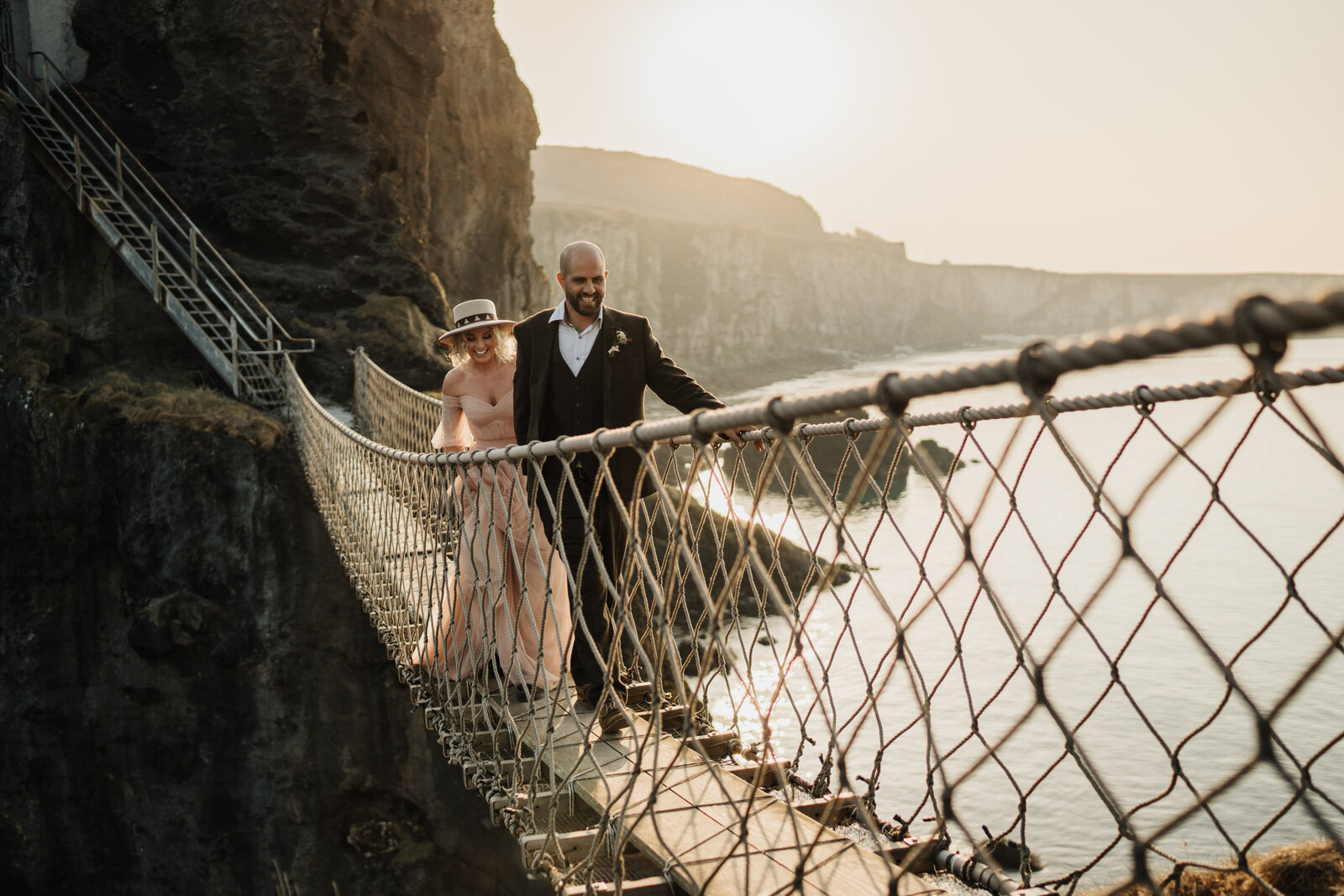 carrick-a-rede-rope-bridge-wedding-01541-108