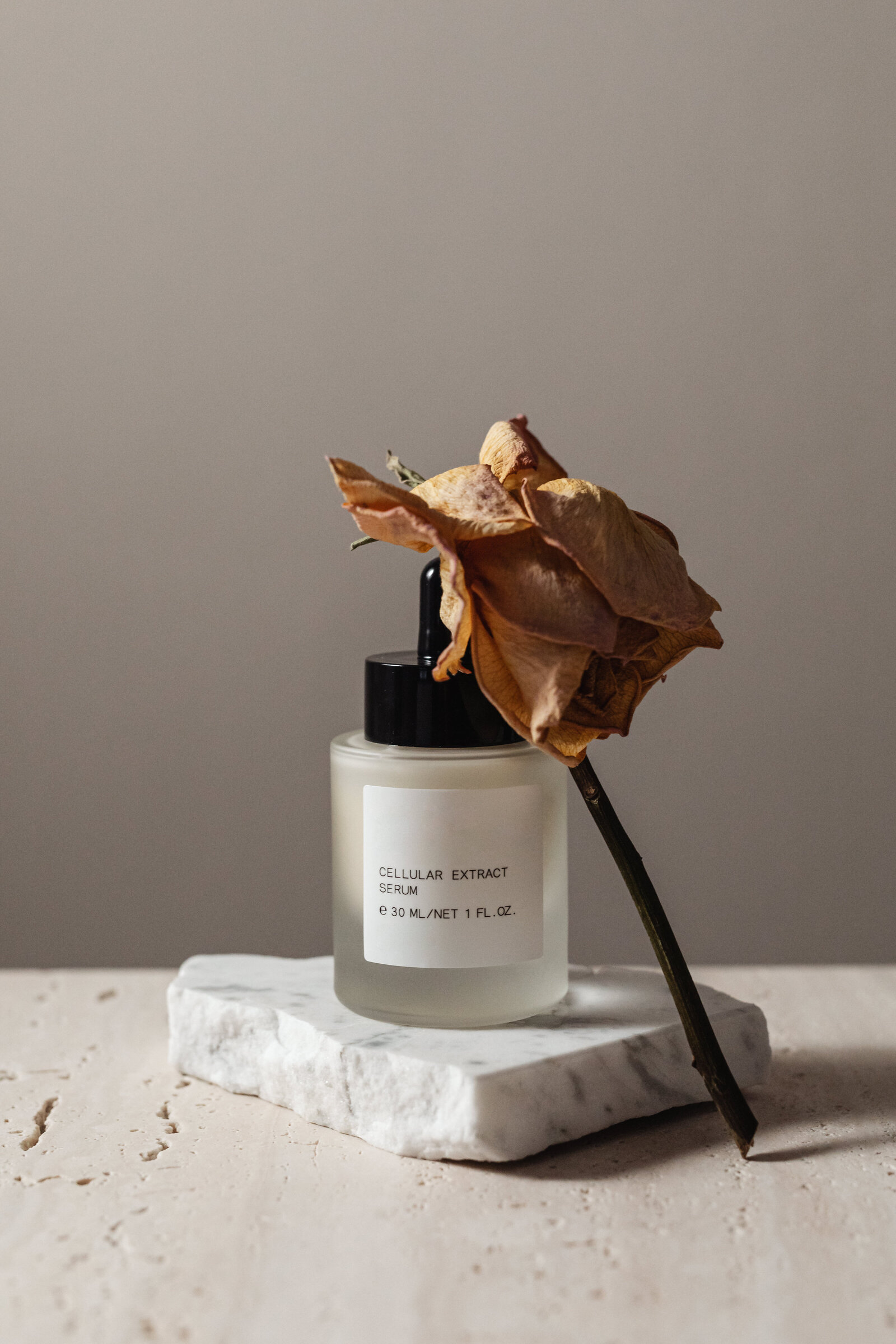 kaboompics_a-bottle-of-beauty-product-for-mockup-24921
