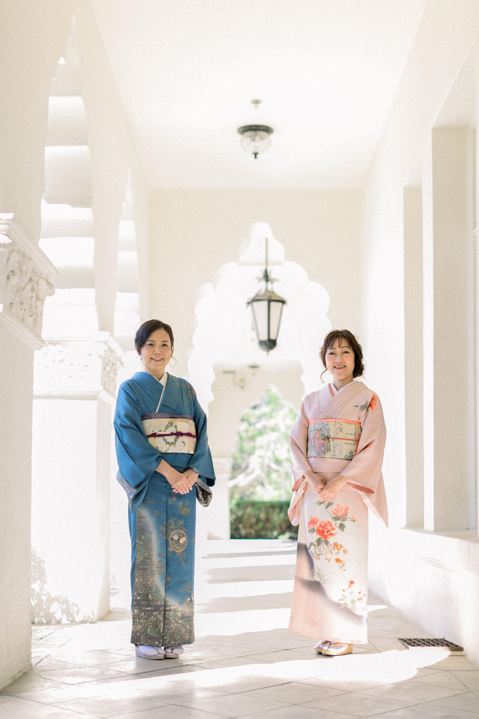 Elegant mothers in formal rental kimono smiling under soft daylight at Brand Park in Los Angeles, celebrating a Seijinshiki (coming-of-age) ceremony | ロサンゼルス・ブランドパークで成人式を祝うお母様二人の優雅なレンタル着物ポートレート