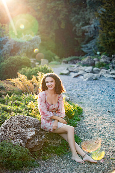 senior-photos-in-garden
