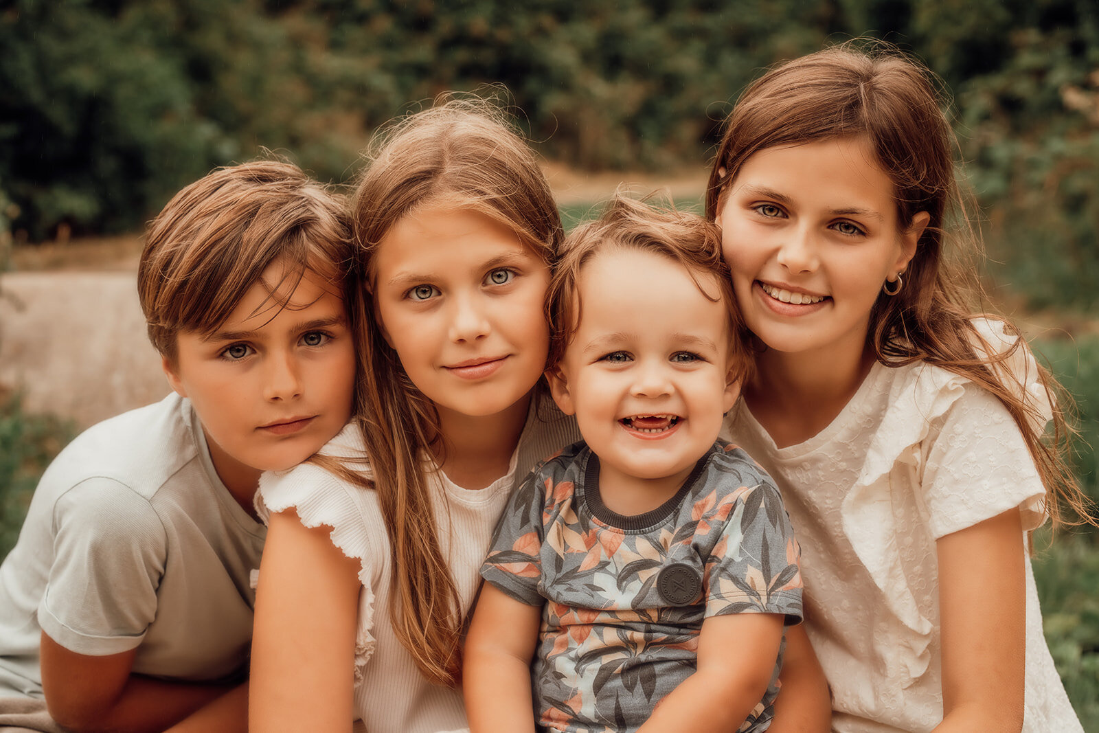 Fotoshoot buiten op locatie in Nissewaard met ontspannen sfeer