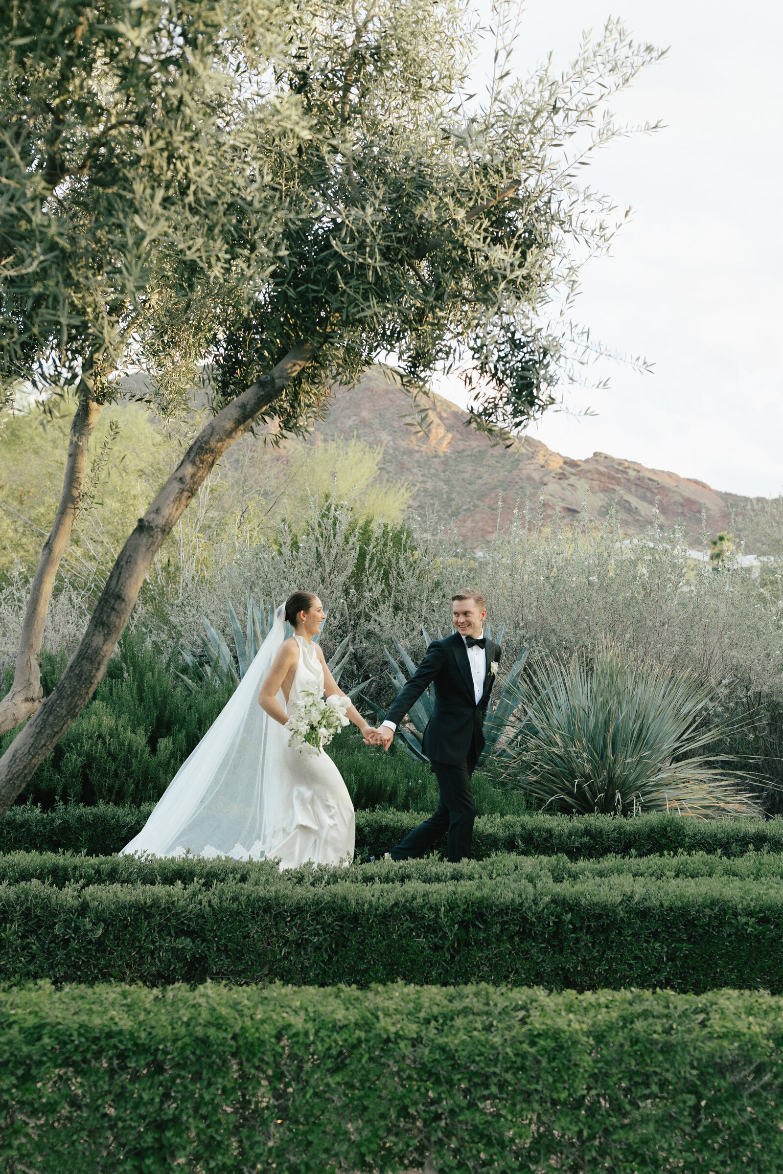 el-chorro-spring-wedding-bride-groom-brides-flower