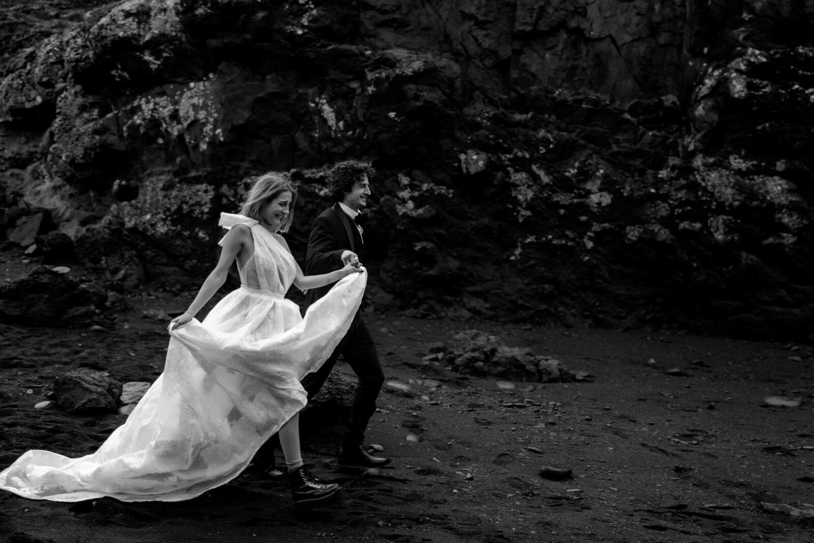 Spontane en elegante trouwfoto's van een bruidspaar in Ijsland tijdens hun elopment, vastgelegd door de professionele trouwfotograaf Melissa Boer.