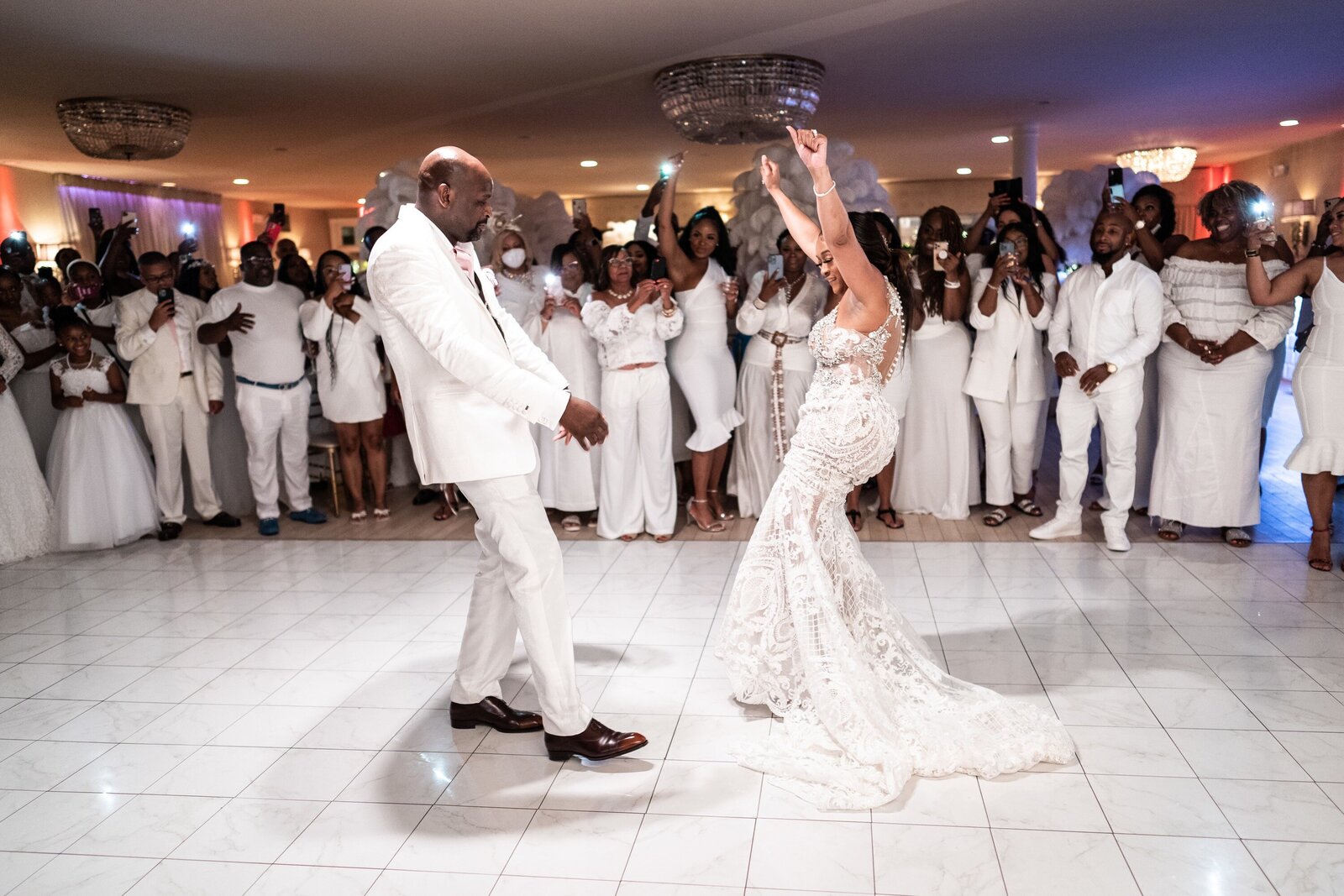 Southern Oaks bride and groom first dance