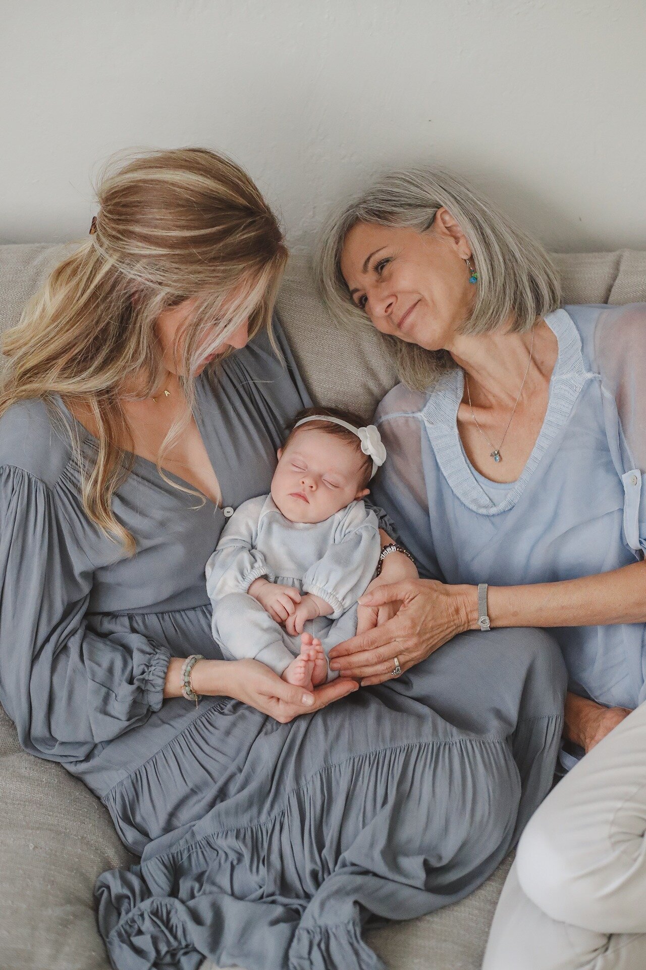 mom-newborn-grandma-florida-couch