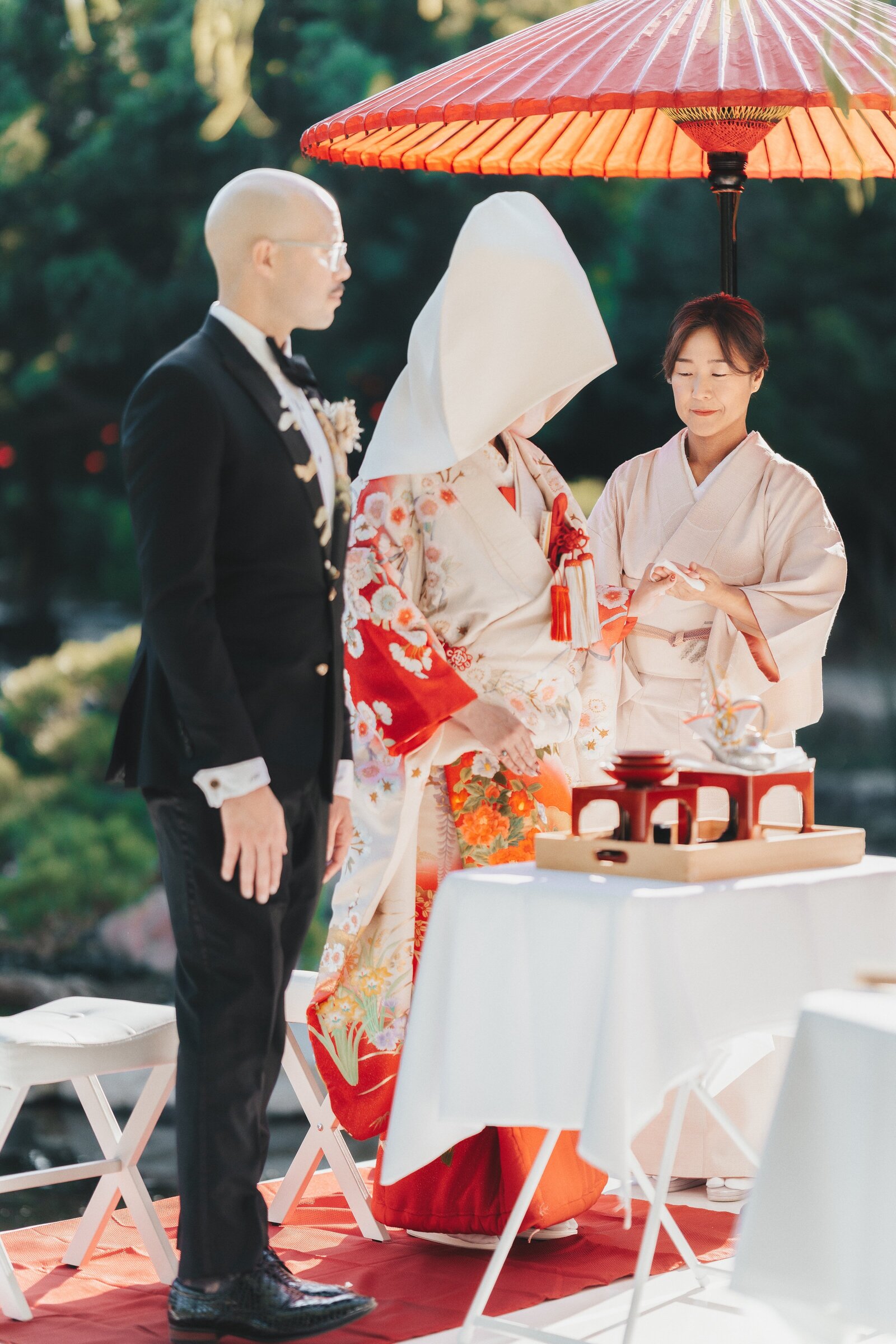 Exchanging sake cup at Earl Burns Miller Japanese Garden | 着物レンタル 和婚 誓いの言葉 アール・バーンズ・ミラー日本庭園