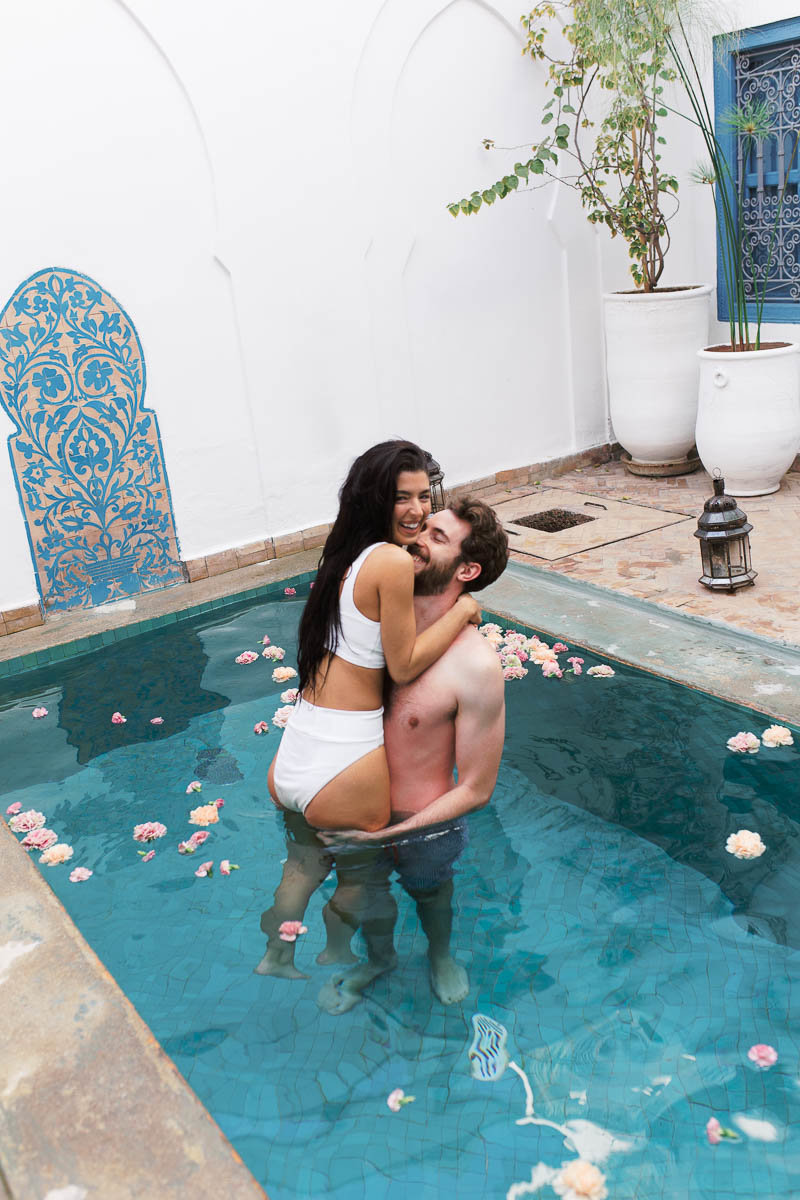 vintage-poolside-engagment-pictures (9 of 12)