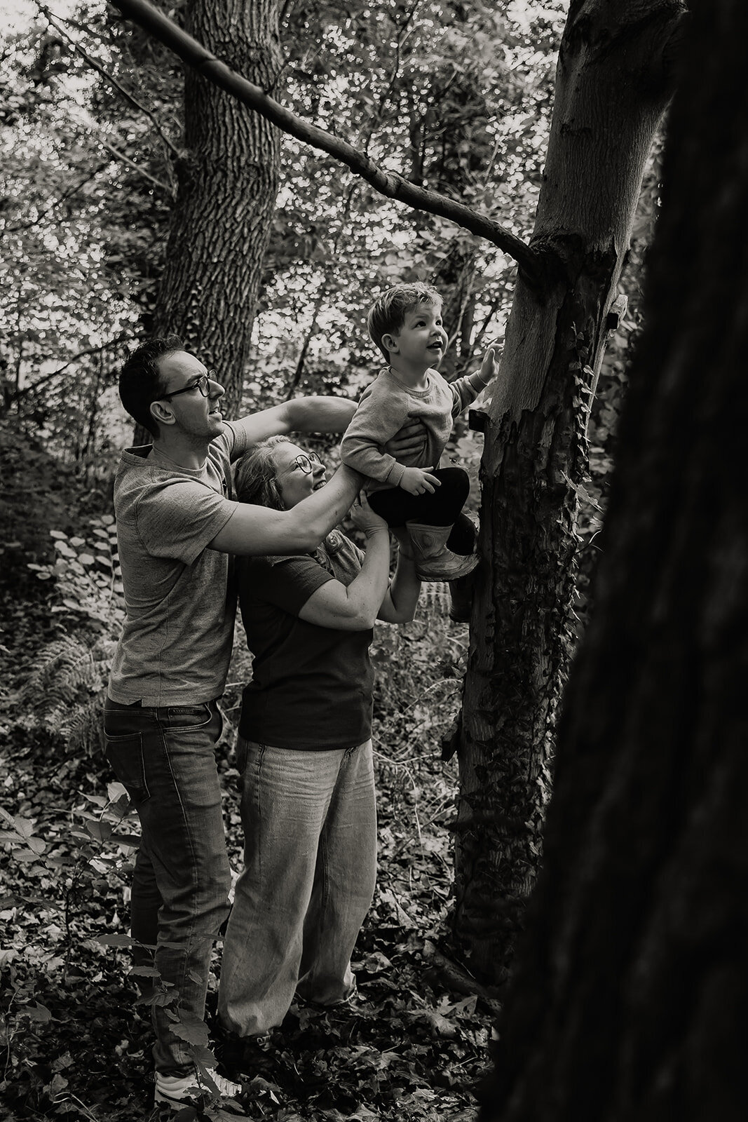 gezinsfotoshoot fotoshoot gezin gezinsfotografie gezinsfotograaf gezinsfotoshoot eindhoven gezinsshoot zwangerschap gezinsshoot buiten spontane gezinsfoto'a slledaags geluk