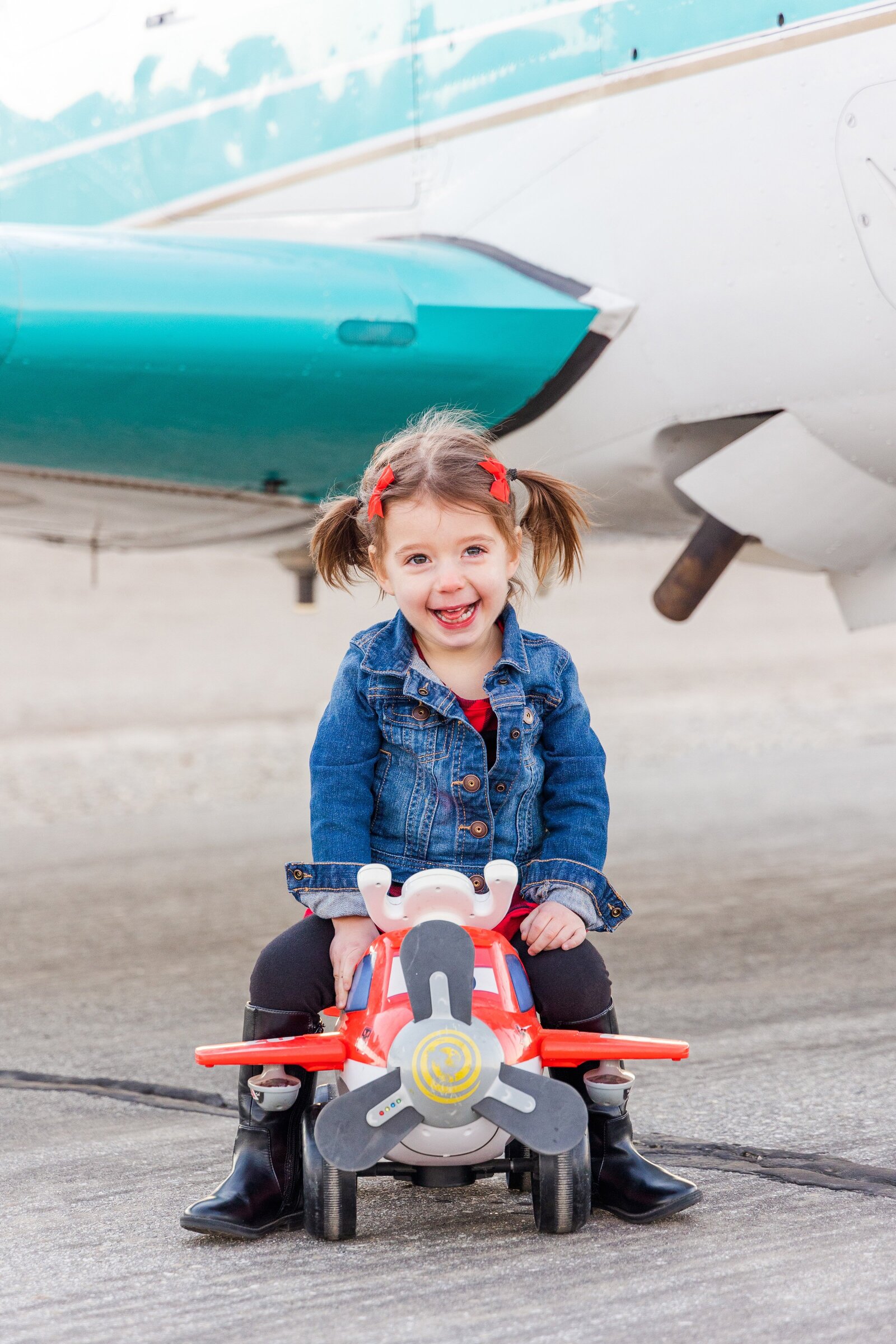 Airplane-family-portrait-Aronoff-Photography-7