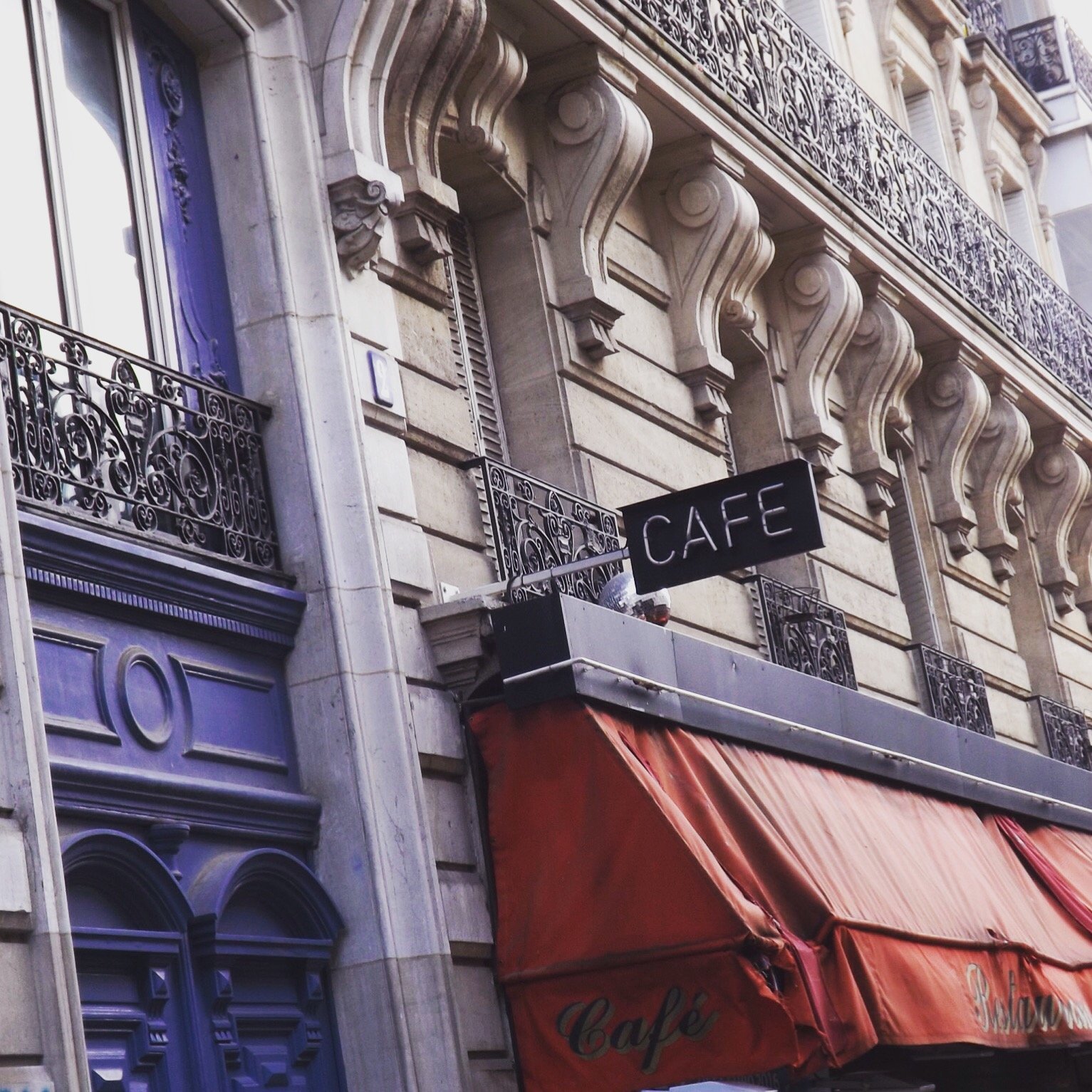 Paris-street-photography-cafe-for-freebie-landing-page-ecees