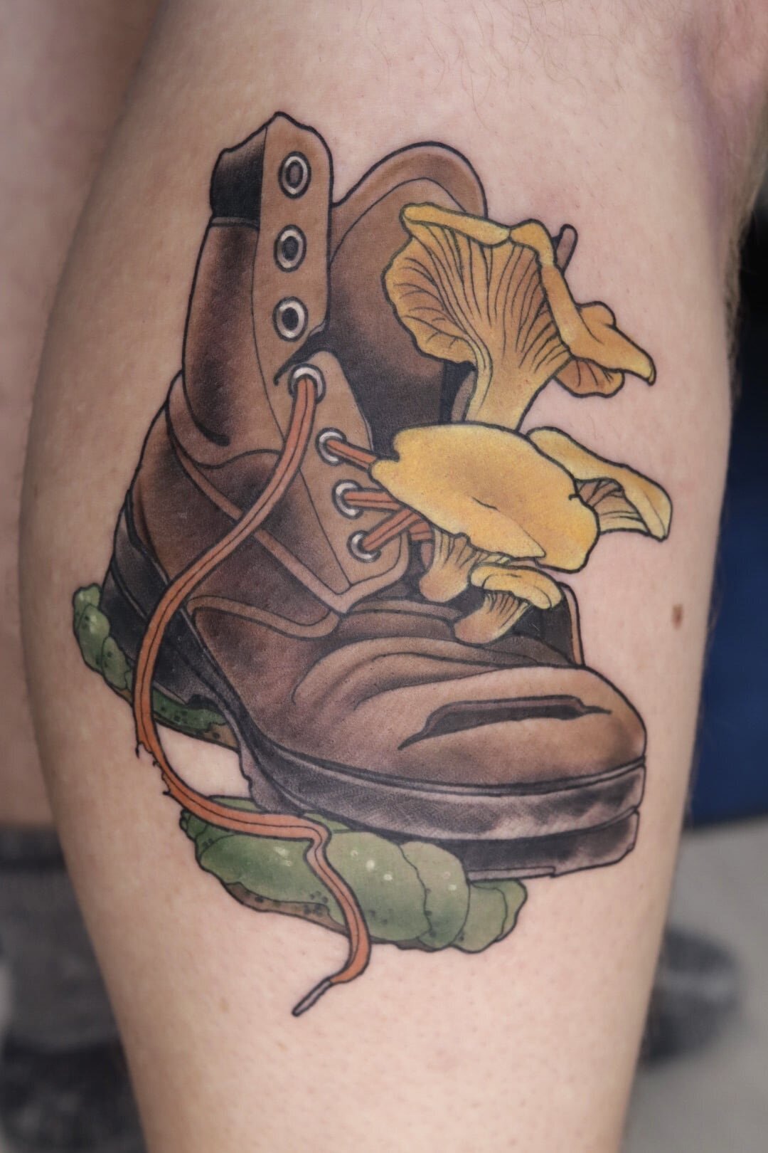 Neo traditional tatuering av vandringskänga och svampar.