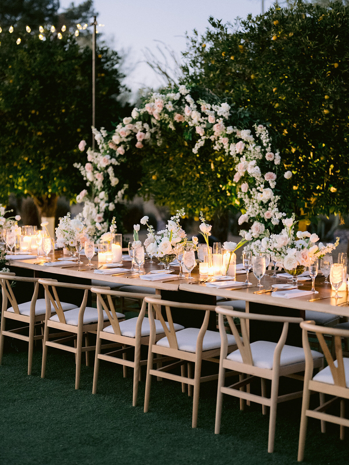 luxorious-reception-design-arch-head-table-florists-in-phoenix