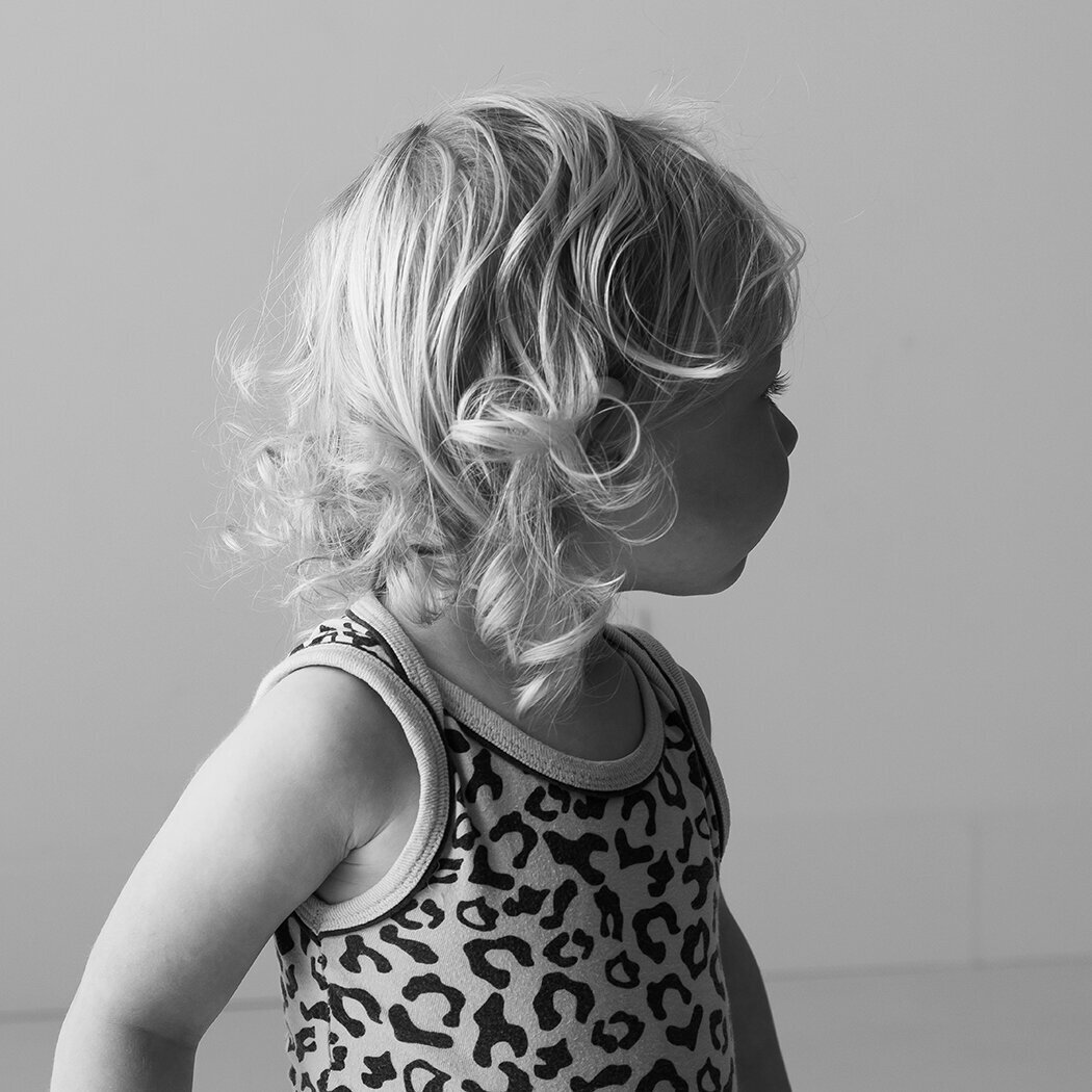 Kunst van je kind, kinderportret studio, lichte achtergrond