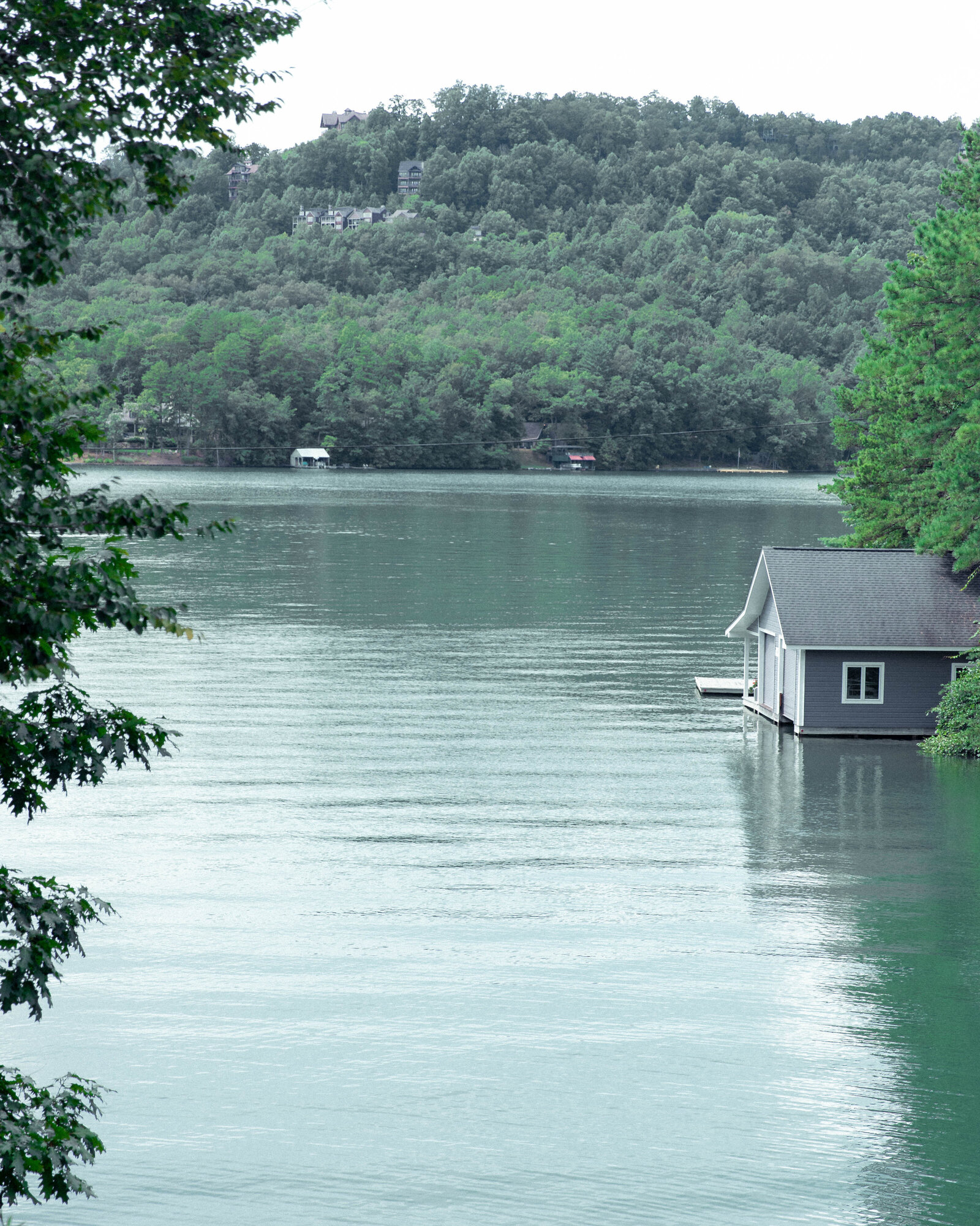 la_bella_vie_lakehouse_design_with_a_view_on_the_water