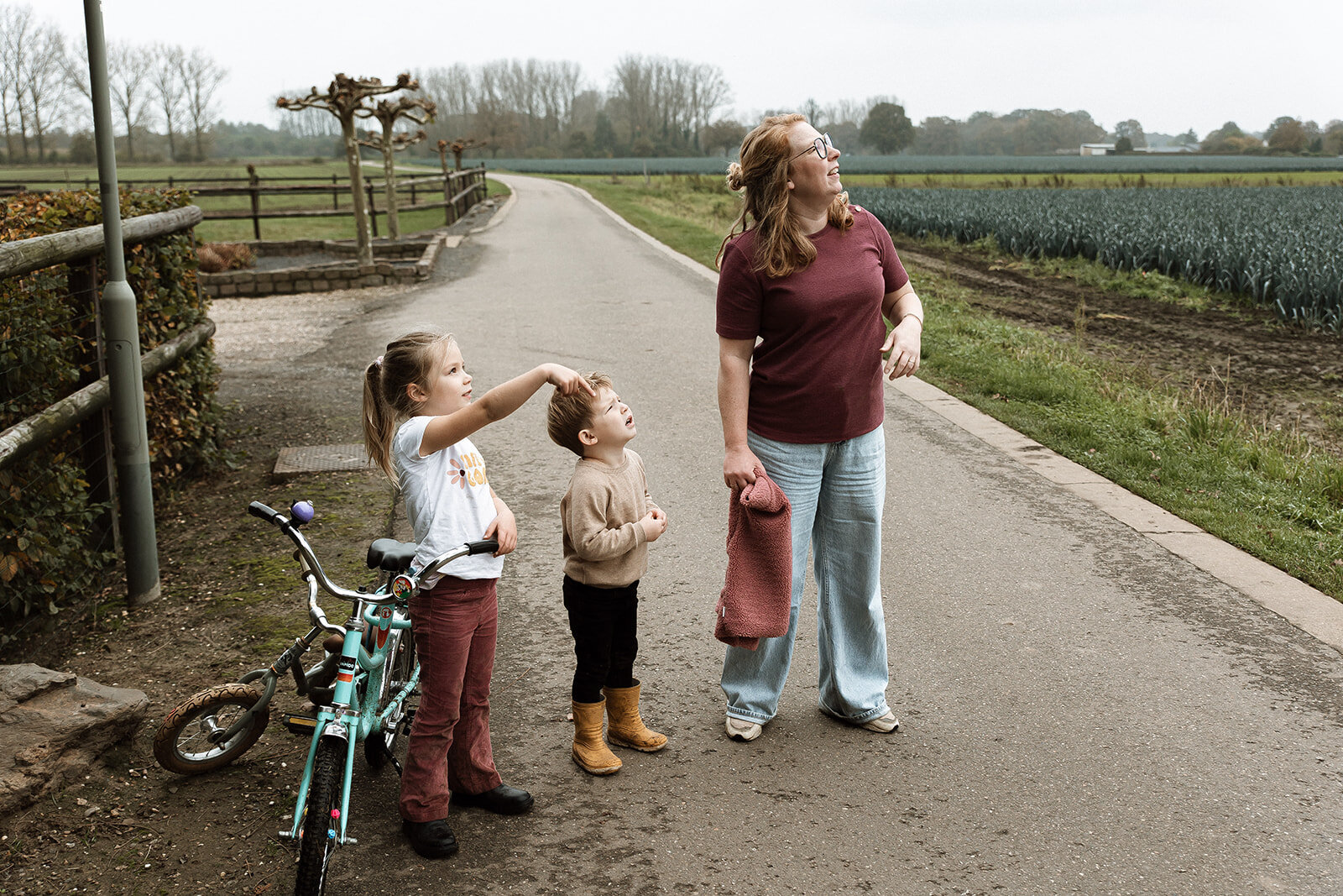 gezinsfotoshoot fotoshoot gezin gezinsfotografie gezinsfotograaf gezinsfotoshoot eindhoven gezinsshoot zwangerschap gezinsshoot buiten spontane gezinsfoto'a slledaags geluk