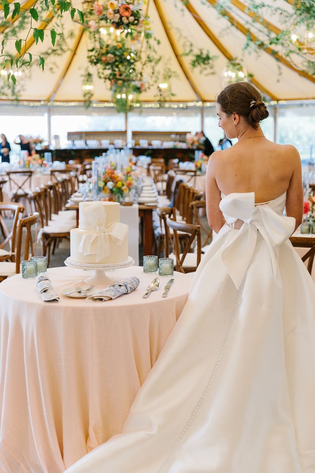 leila-james-events-newport-rhode-island-luxury-wedding-planner-castle-hill-inn-venue-erin-mcginn-wedding-photographer-bright-florals-CH0469 copy
