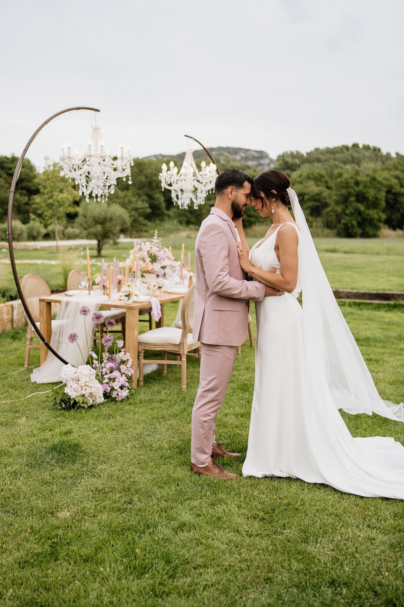 dreamy-wedding-under-crystal-chandeliers